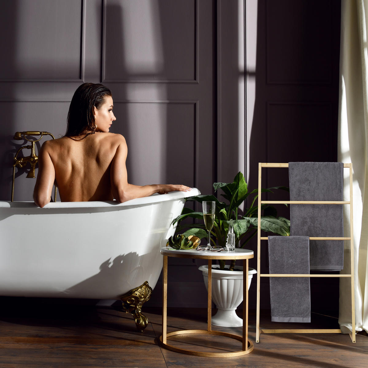 DRŽIAK na uteráky - svetlohnedá, drevo (60/110/35cm) - Relaxdays