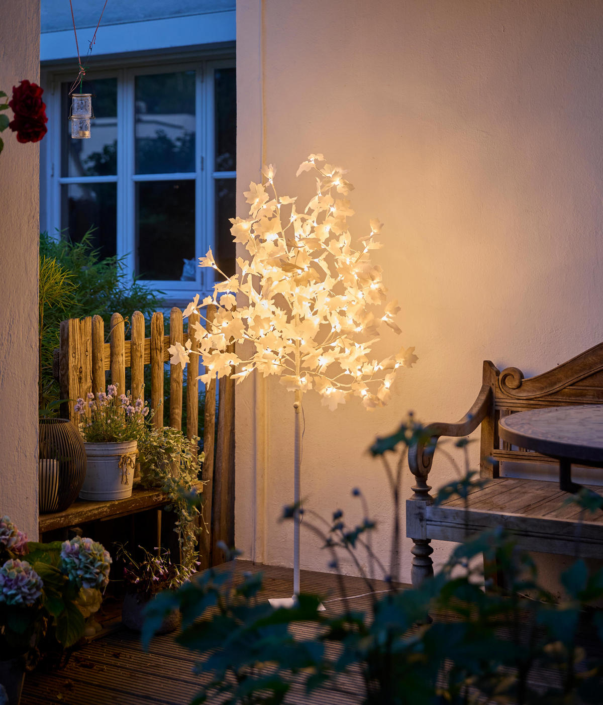 LED-BAUM mit 120 weißen Blüten und warmweißen LEDs, 150m hoch mit integriertem Timer und 5m Netzkabel, inkl. Heringe - Weiß, Kunststoff (60/60/150cm) - Northpoint