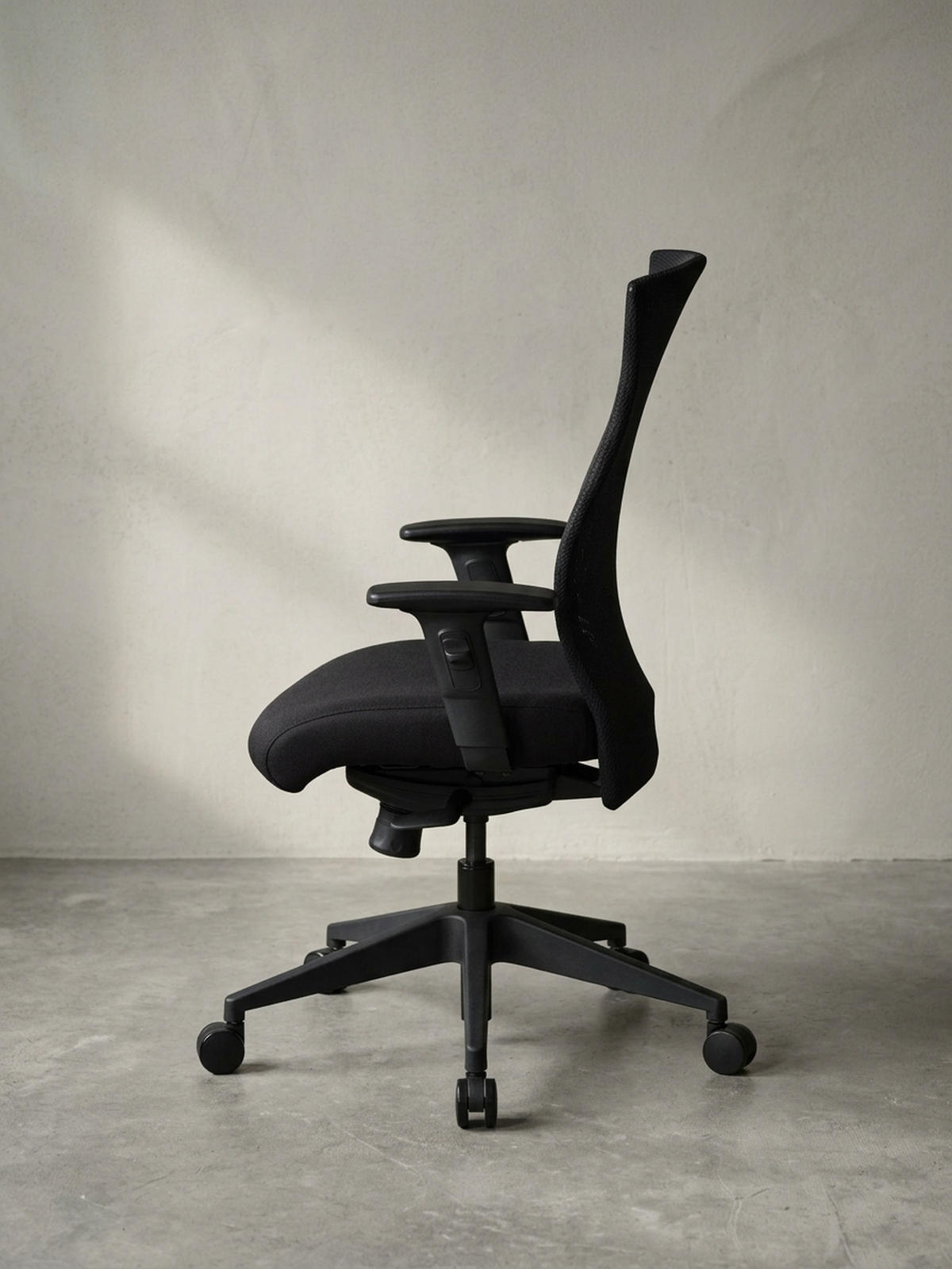 BÜROSTUHL Schwarz Netz mit 3-Punkt-Synchronmechanik, Nylonfuß und Teppichrollen PARMA - Schwarz, Textil (65/113/65cm) - KADIMA DESIGN