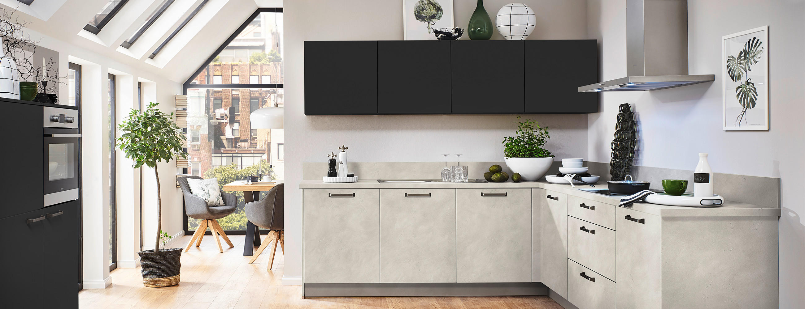 Küche in moderner Aufteilung und Kombination aus grifflosen Fronten und Schränken mit Griff in zeitlosen Farben