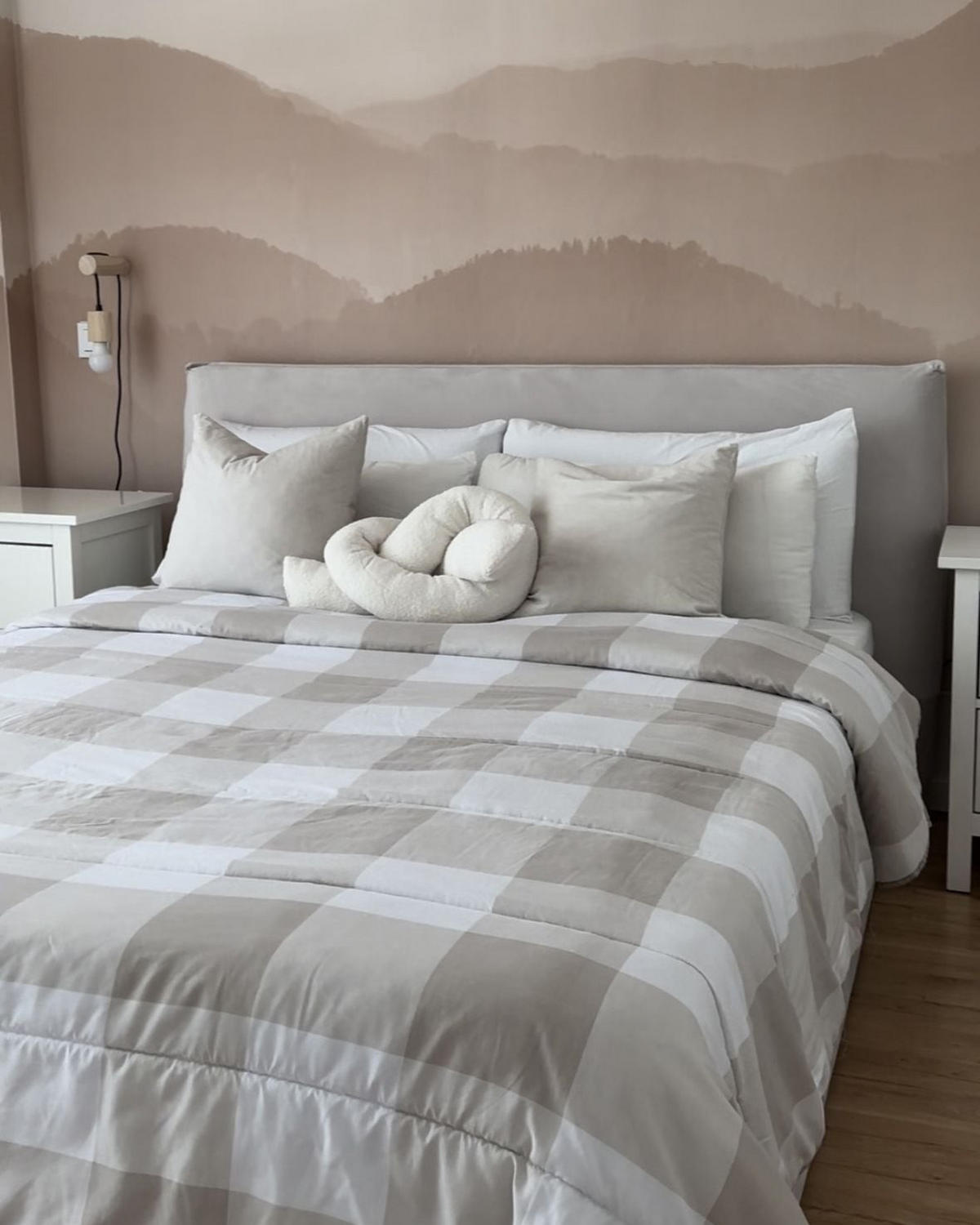 KÁRPITOZOTT ÁGY 180/200cm Törtfehér Lavaur - krém, textil (180/200cm) - Beliani