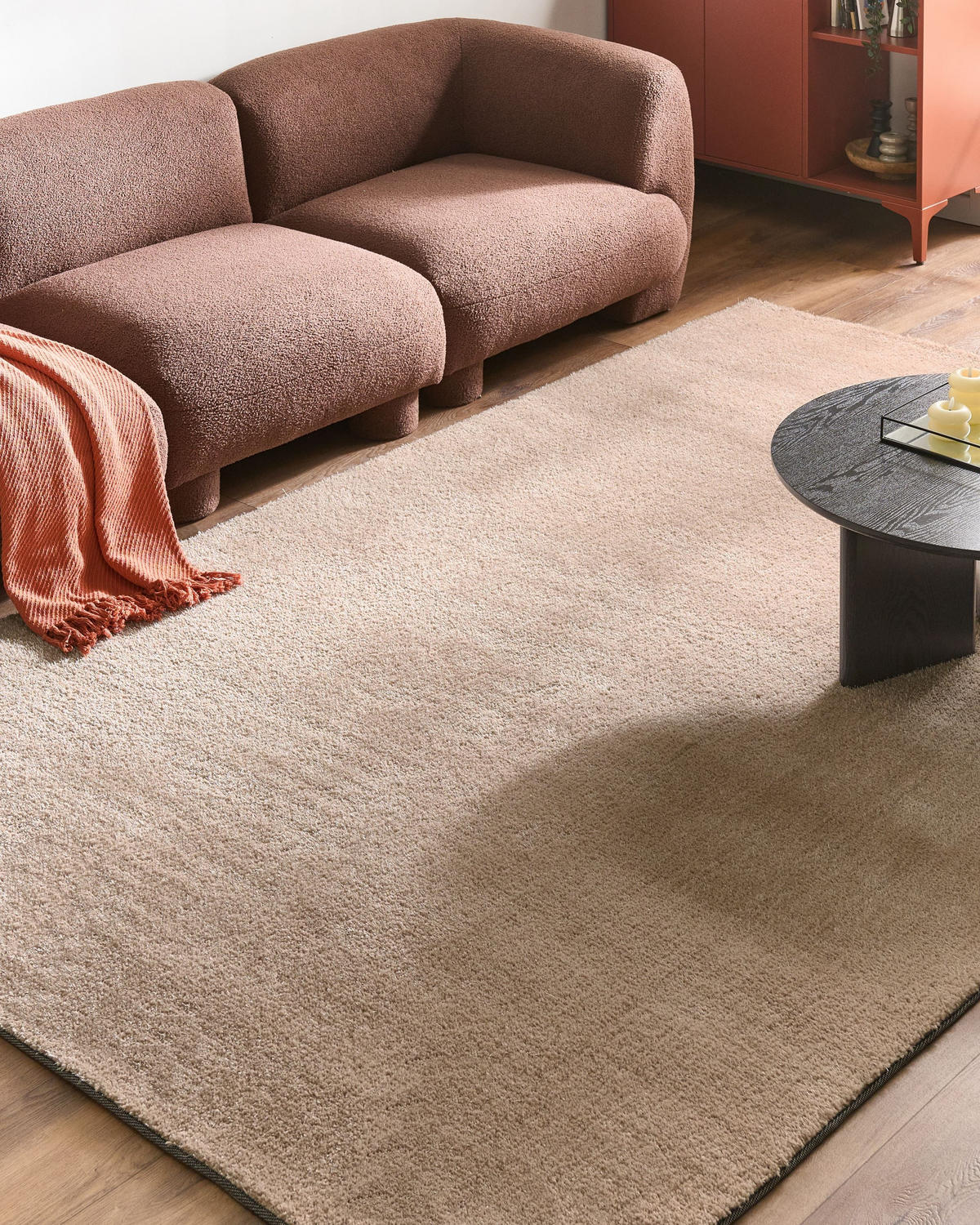 CHLUPATÝ KOBEREC SHAGGY Pískově béžový 200/300 cm Demre - písková barva/béžová, textil (200/300cm) - Beliani