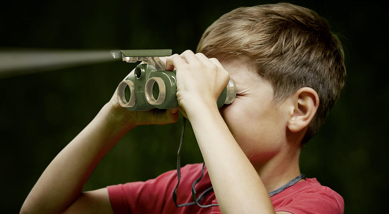 Junge mit Fernglas für Kinder 