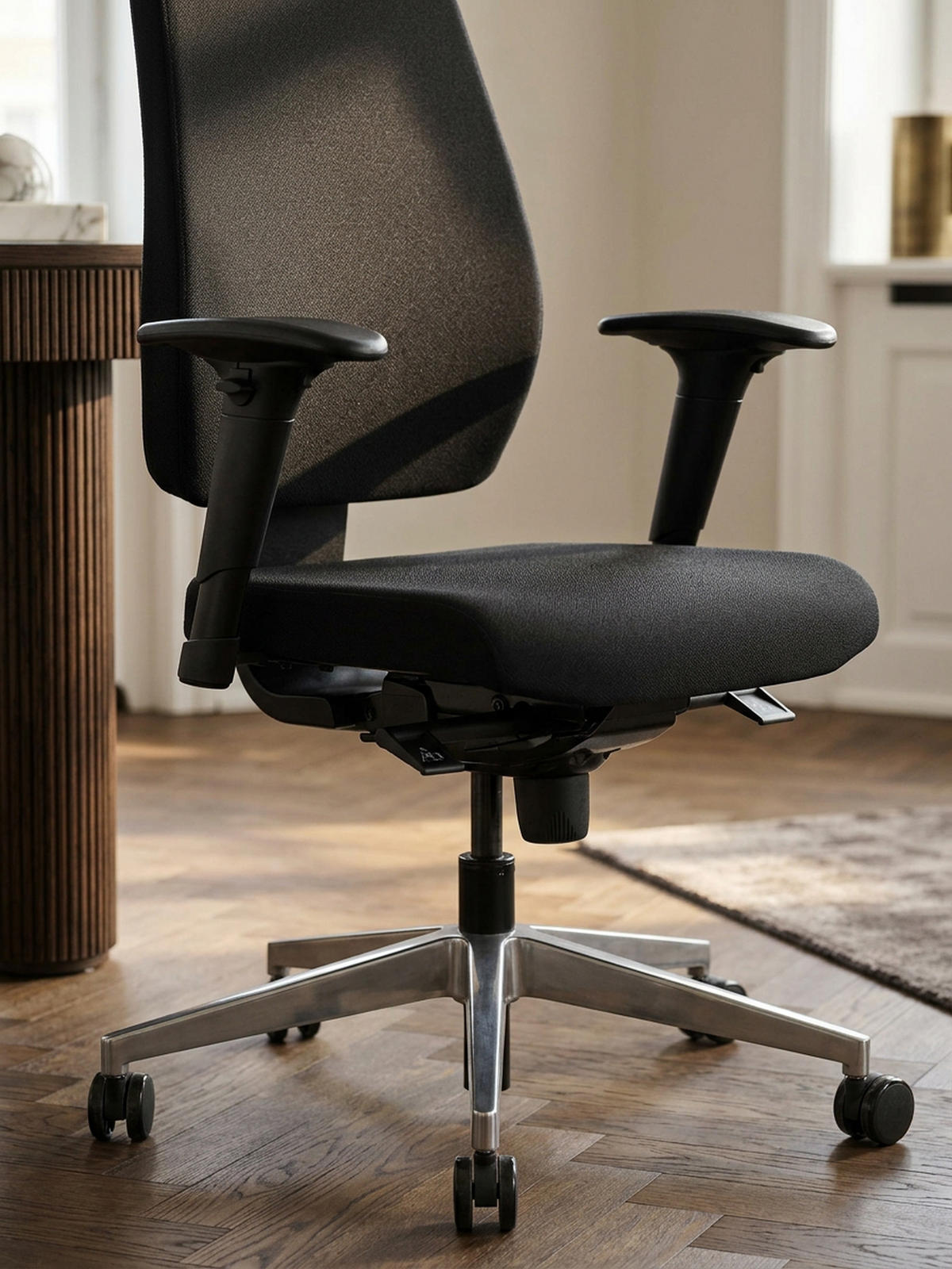 BÜROSTUHL Stoff mit Lendenstütze, höhenverstellbaren Armlehnen und Aluminiumfuß LATINA - Silberfarben/Schwarz, Textil/Metall (70/119/63cm) - KADIMA DESIGN