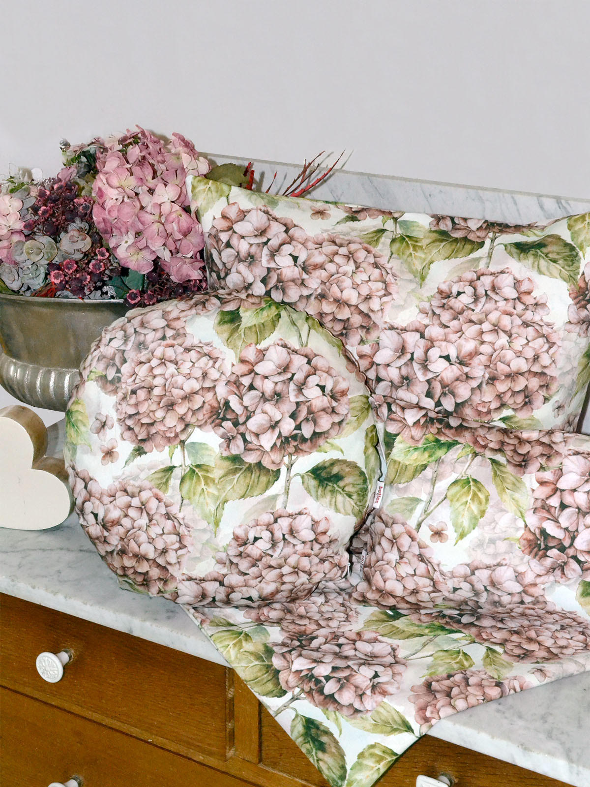 KISSENHÜLLE Rund Landlust-Hortensie burgundy-rose 50 cm Ø - Hellrosa/Dunkelrosa, Textil (50/50cm) - beties Heimtextil