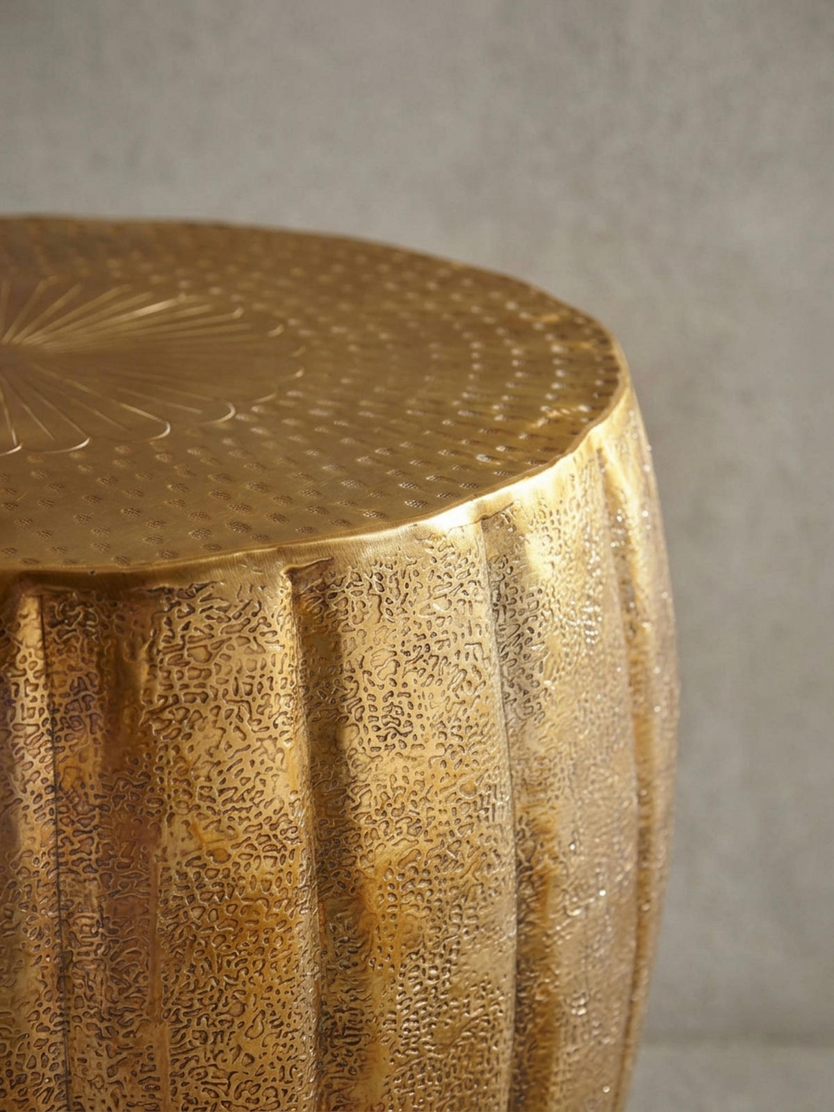 COUCHTISCH LIMENTRA im orientalischen Stil aus strukturiertem Aluminium, Gold 60x60x36 cm - Goldfarben, Metall (60/60/36cm) - KADIMA DESIGN