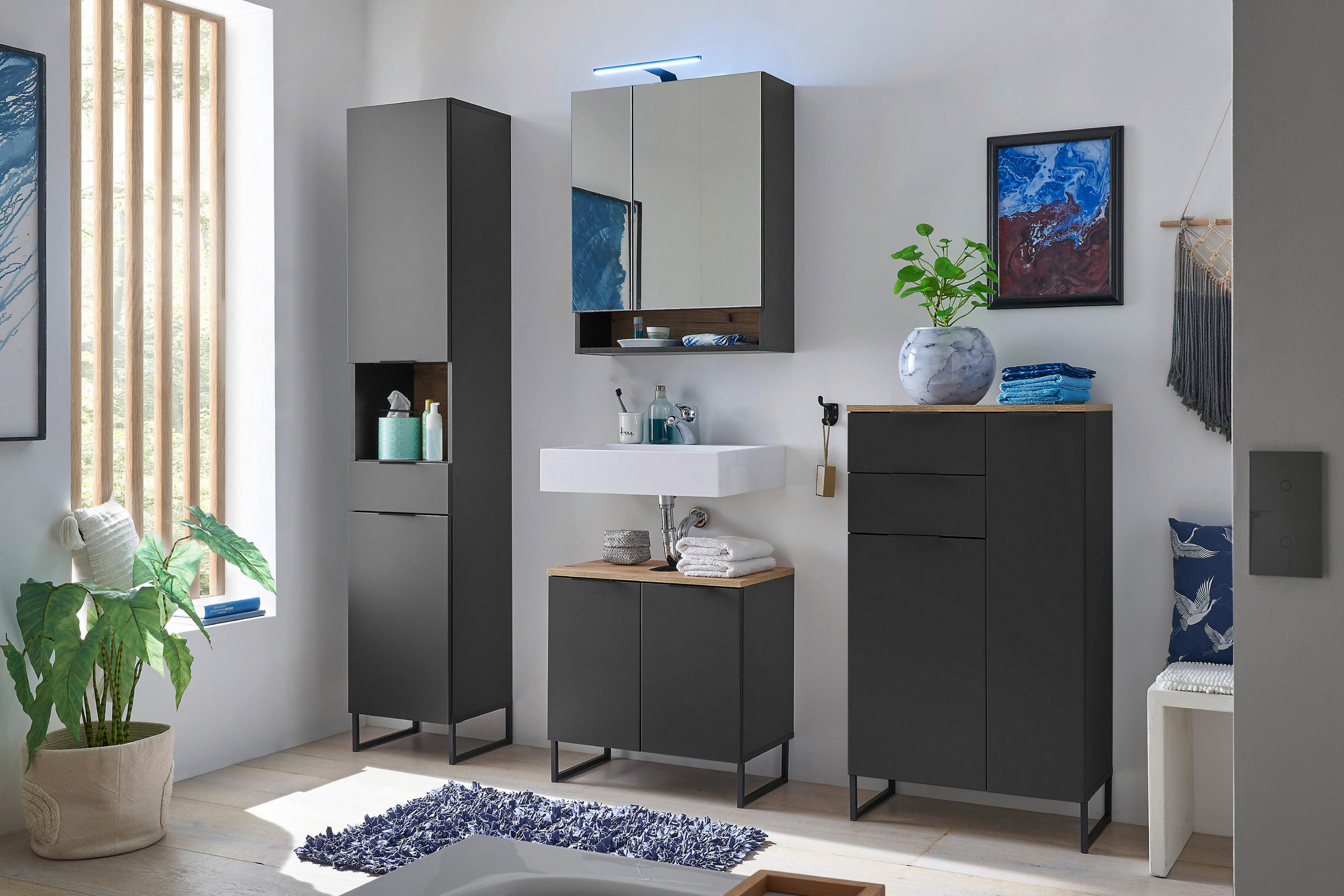 moderne Badeinrichtung, mit Spiegelschrank in einem grauton