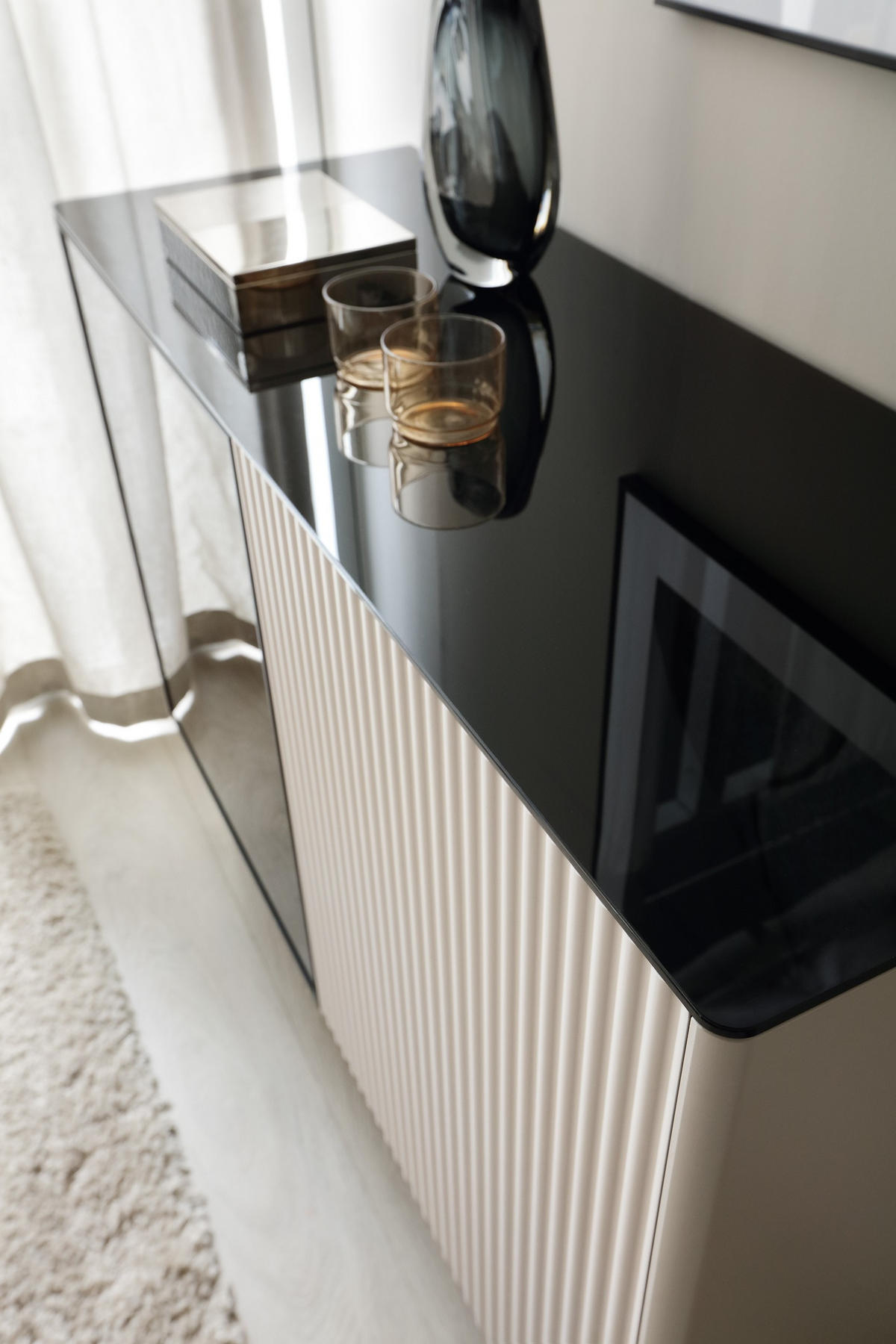 RTV-SCHRANK Rita Kaschmir, zweitürige TV-Tisch mit LED beleuchtung - Kaschmir/Schwarz, Holzwerkstoff (180/57/39cm) - Bettso