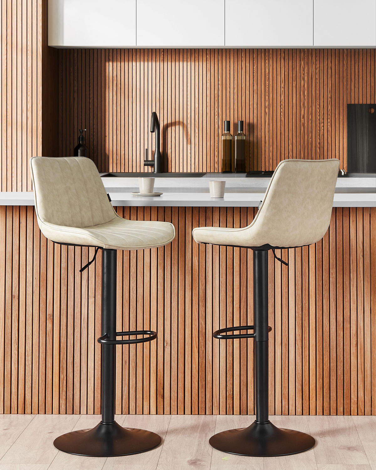 BARHOCKER 2er-Set Kunstleder Helles Beige Dubrovnik - Beige/Schwarz, Kunststoff (51/88/54cm) - Beliani