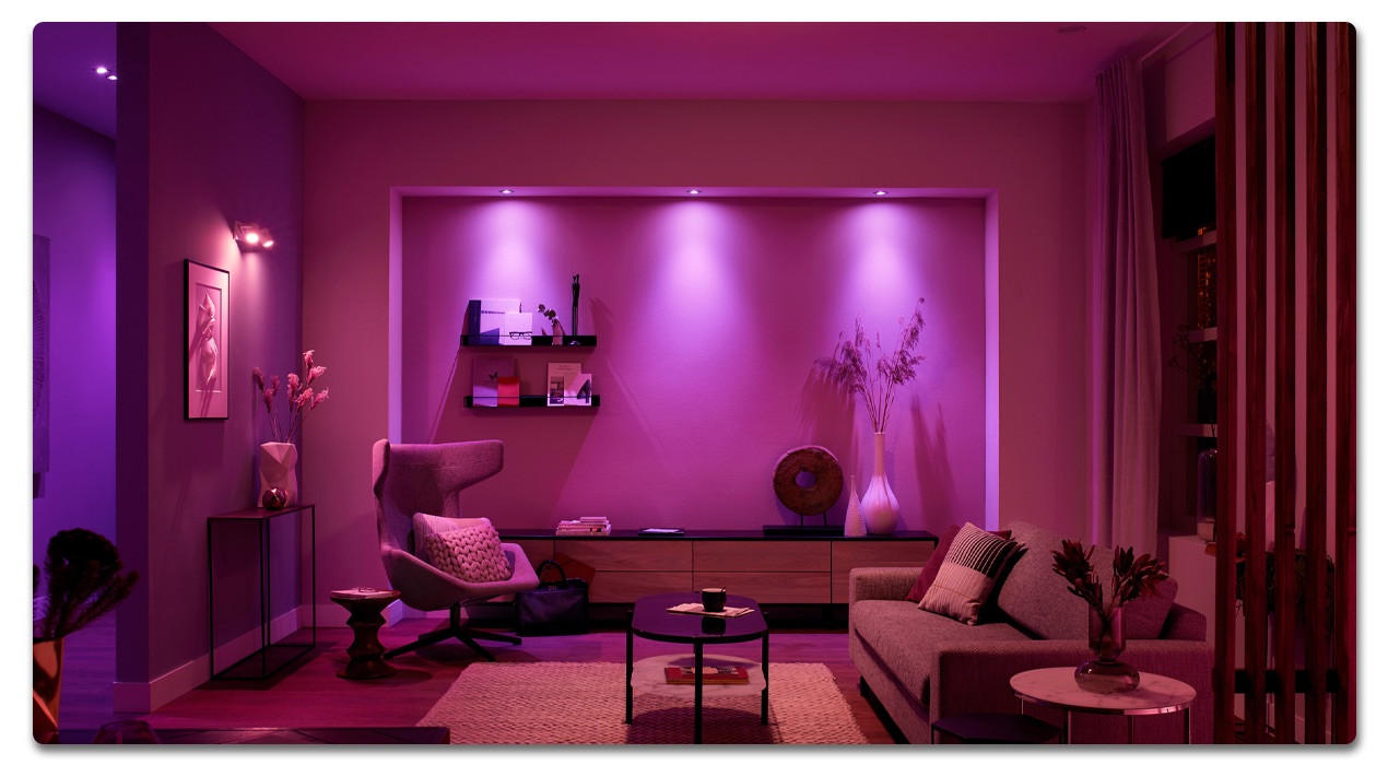 Wohnzimmer in lila LED Licht