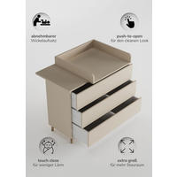 WICKELKOMMODE EDEN – Push-to-Open, Touch-Close, abnehmbarer Wickelaufsatz & Schubladen mit Fächern - sahara dust - Buchefarben/Sahara, Holzwerkstoff/Buchenholz (71/94/114cm) - Sämann – make a difference.