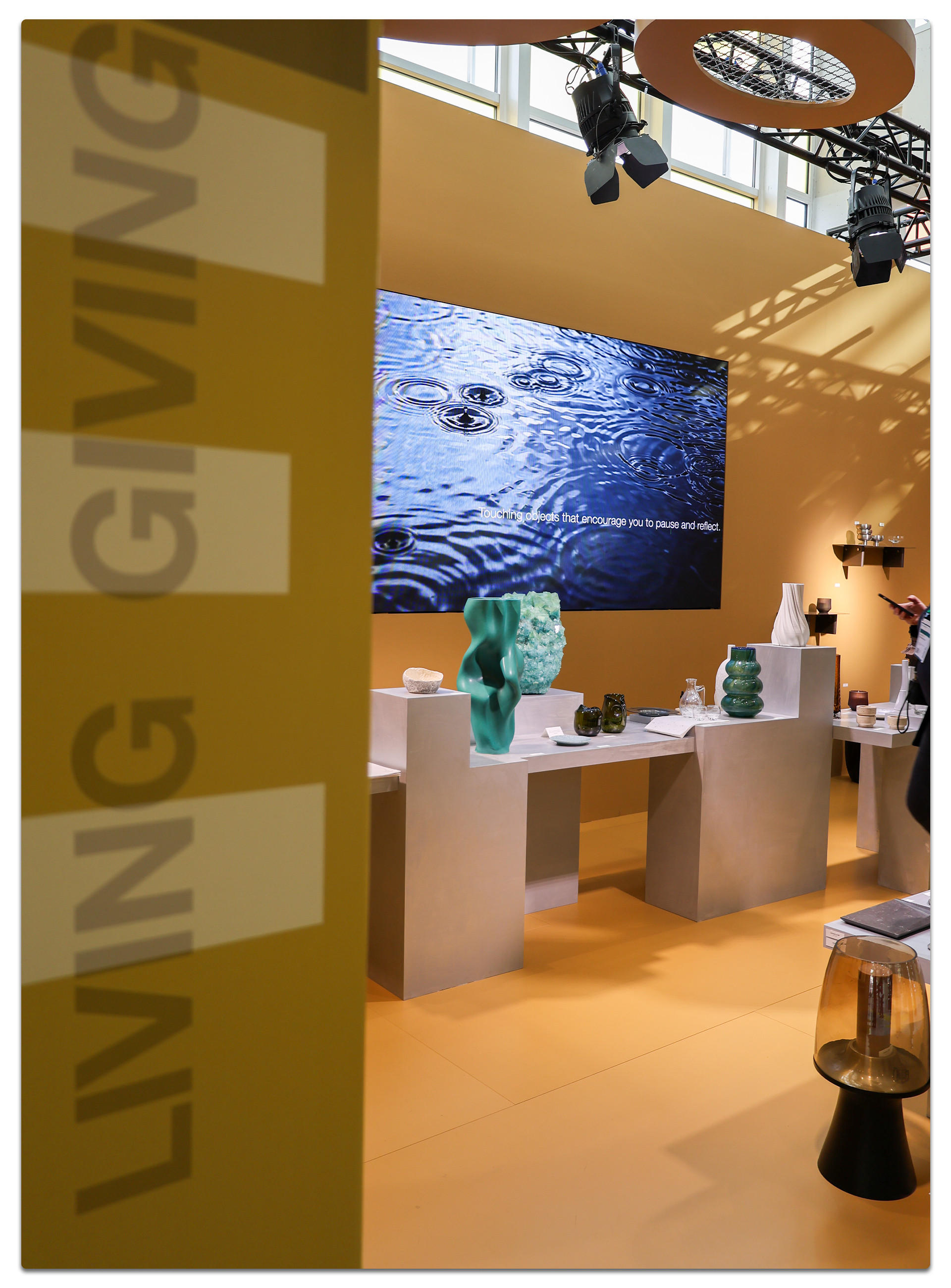 Kunstwerke auf der Ambiente Messe 2025, die in einem ansprechenden Ausstellungsbereich präsentiert werden.