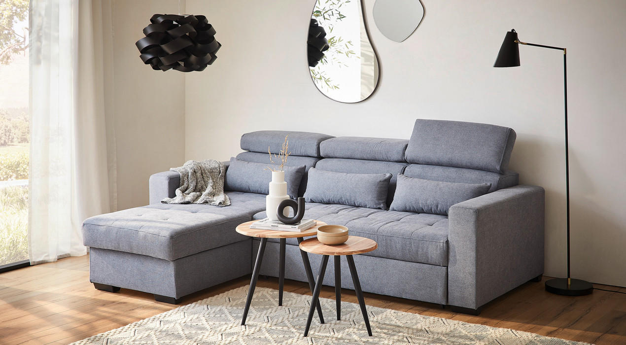 graues sofa mit beistelltisch und hängelampe