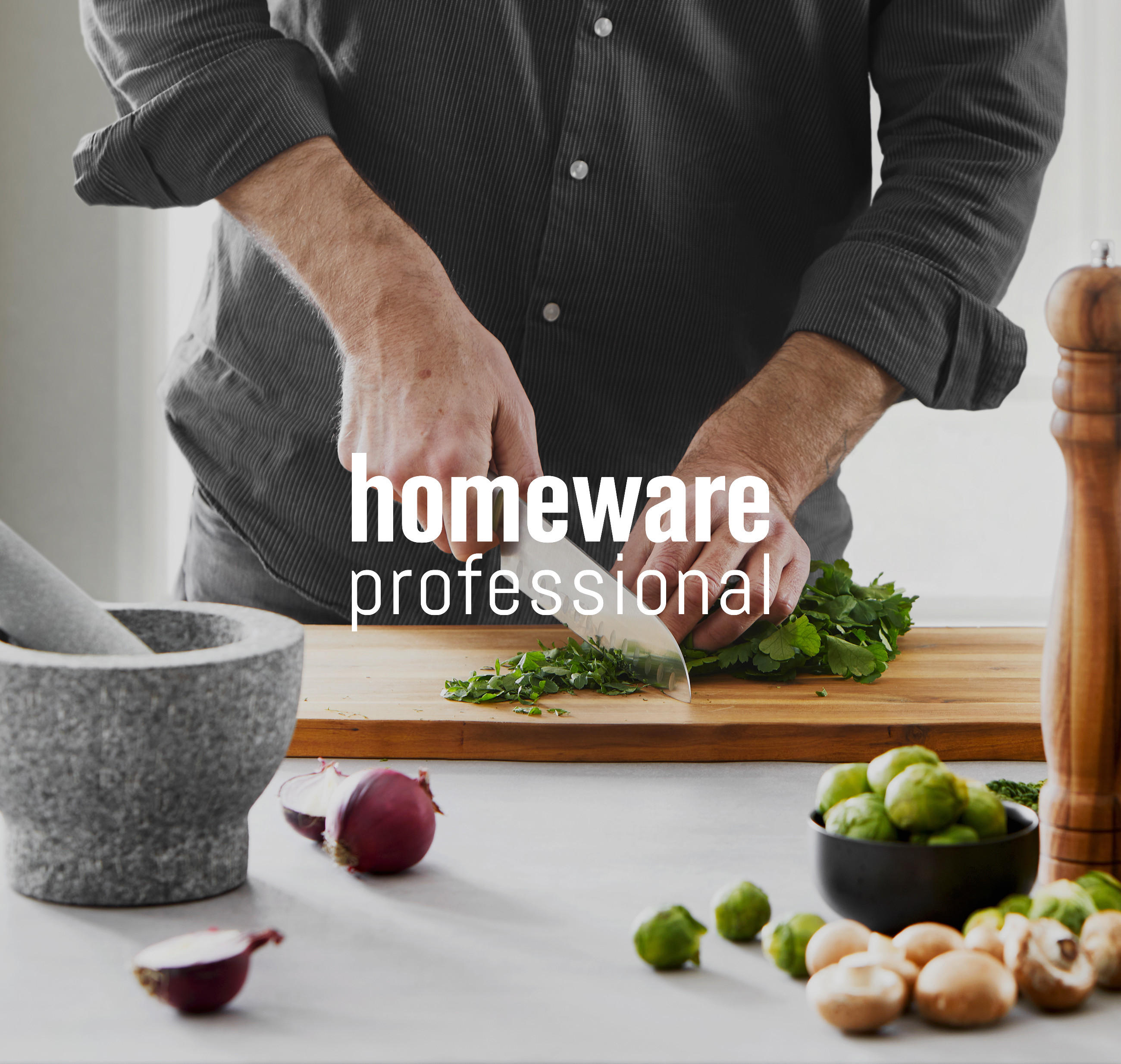 Homeware Professional, Messer, Messerblöcke, Schneidebrett, Küchenhelfer, Mann mit Hemd schneidet grünes Gemüse auf Arbeitsplatte