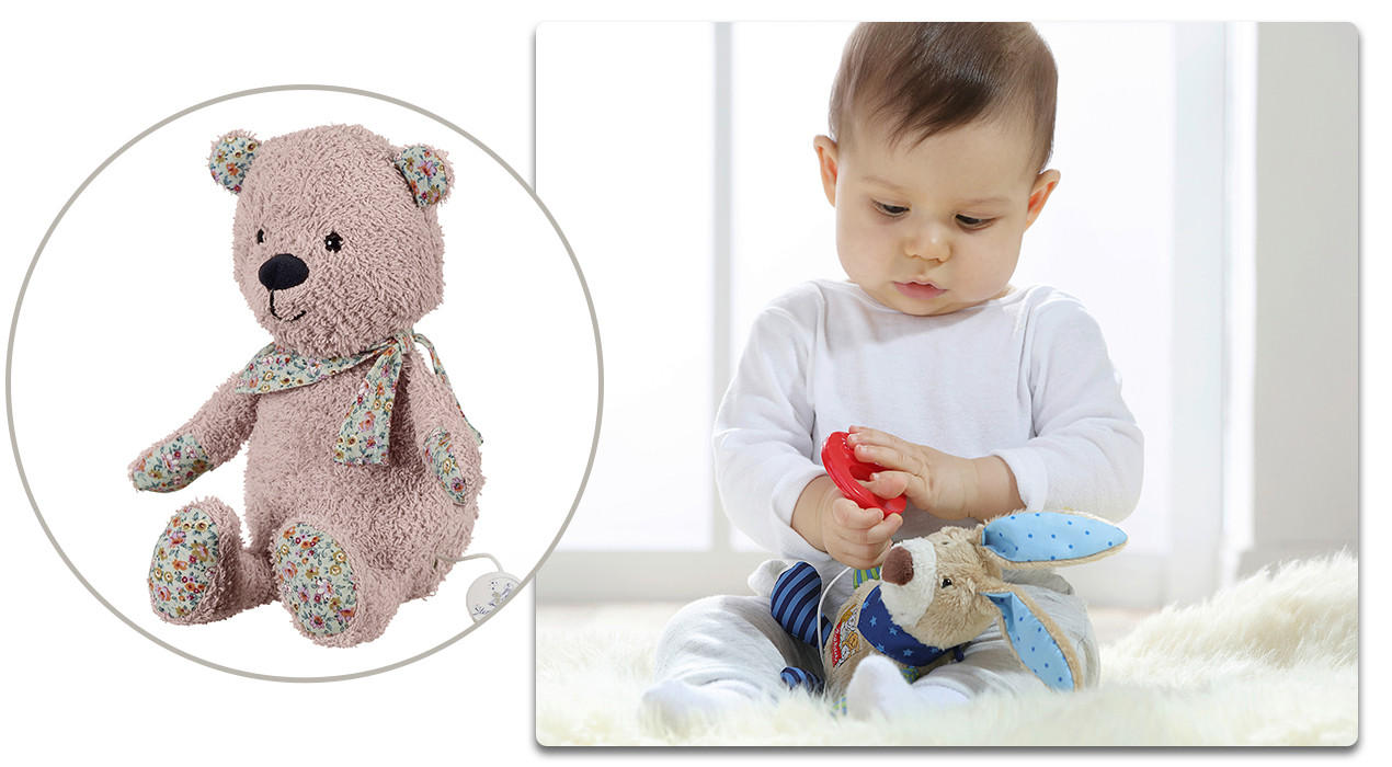 baby mit kuscheltier