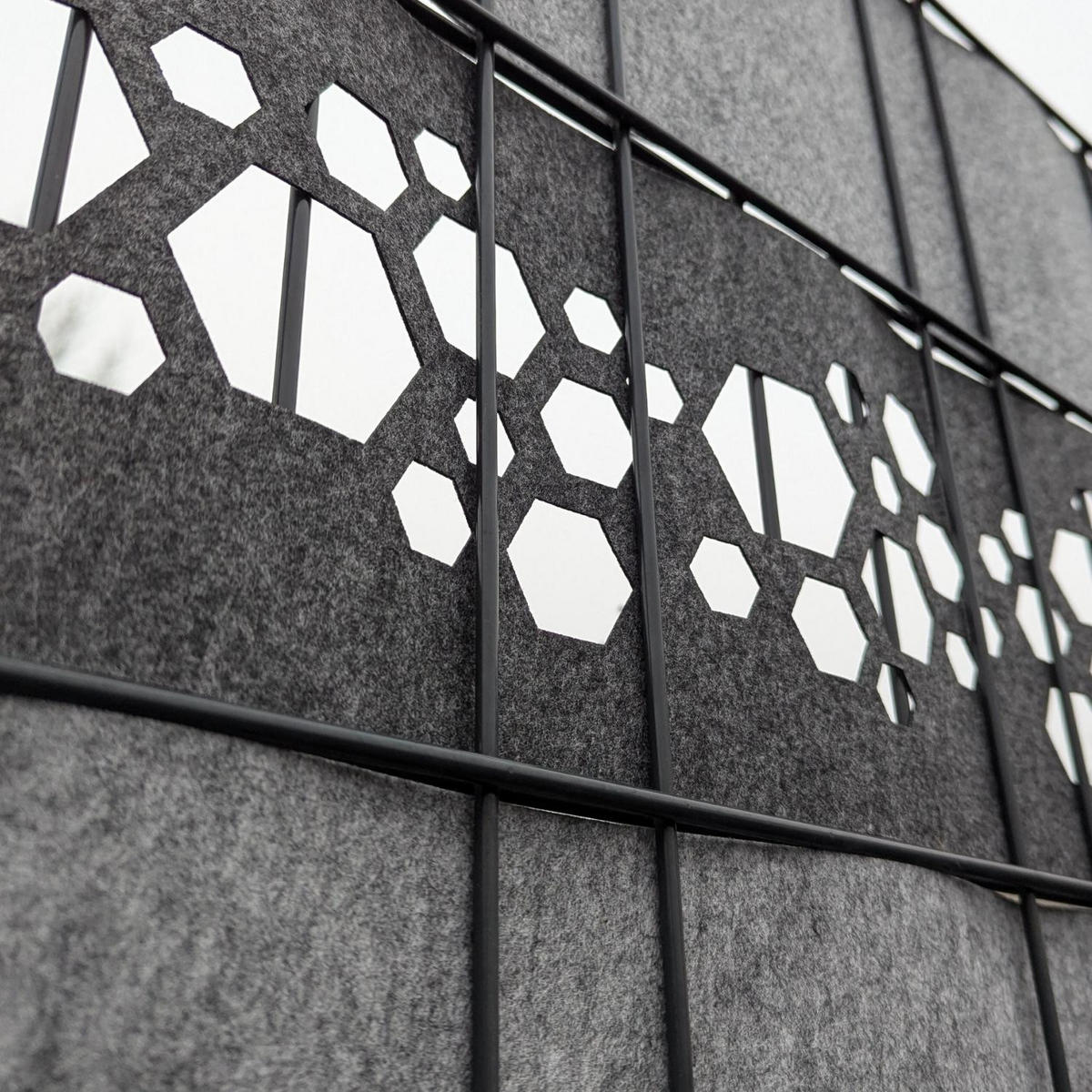 SICHTSCHUTZSTREIFEN Design Vlies Dekor Hexagon Einzelstreifen Schwarzgrau 2,55m - Schwarz, Kunststoff (260/19cm) - ZAUN|ZU