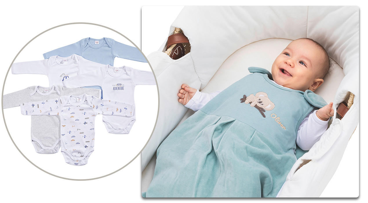 baby in blauem schlafsack mit schlafsaecken als freisteller