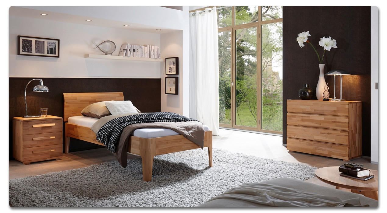 schlafzimmer aus buche mit Bett, Kommode und Tisch