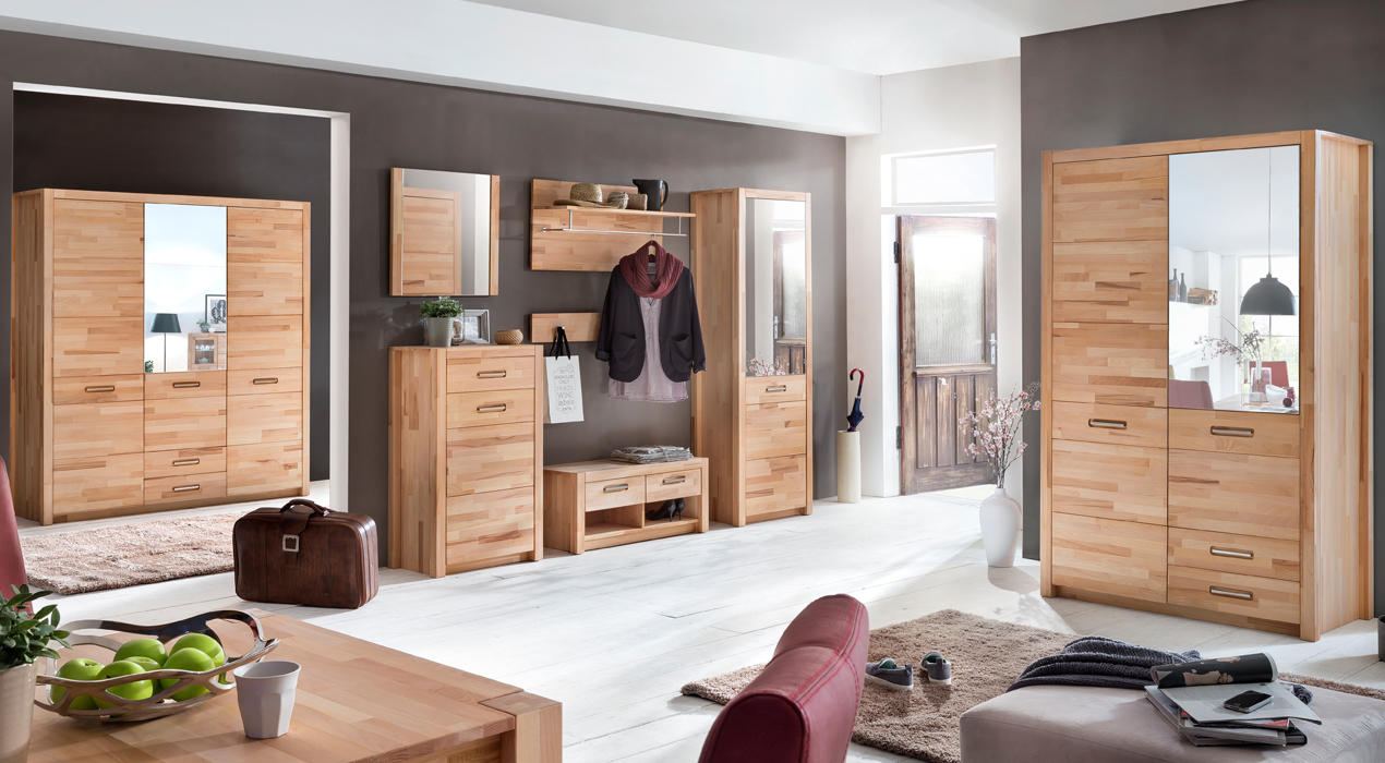 Moderner Flur mit Holzmöbeln, Spiegelschränken, Kommode, Sitzbank, Wandregalen und Deko vor dunkler Wand
