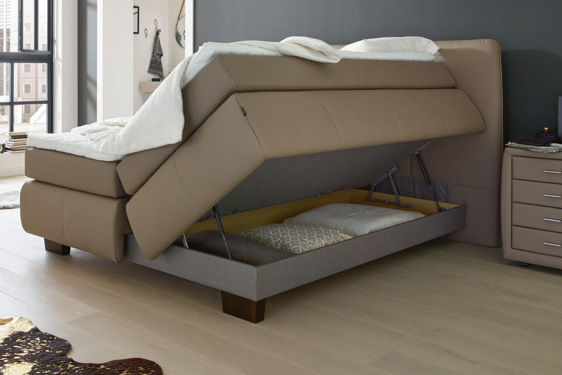 Braunes Boxspringbett mit Bettkasten
