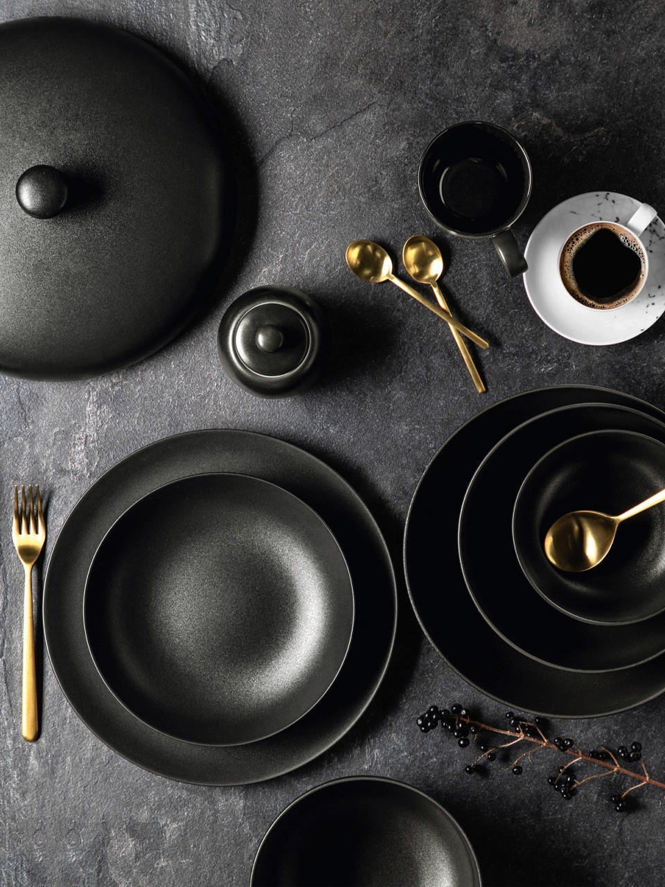 schwarzes Porzellangeschirr