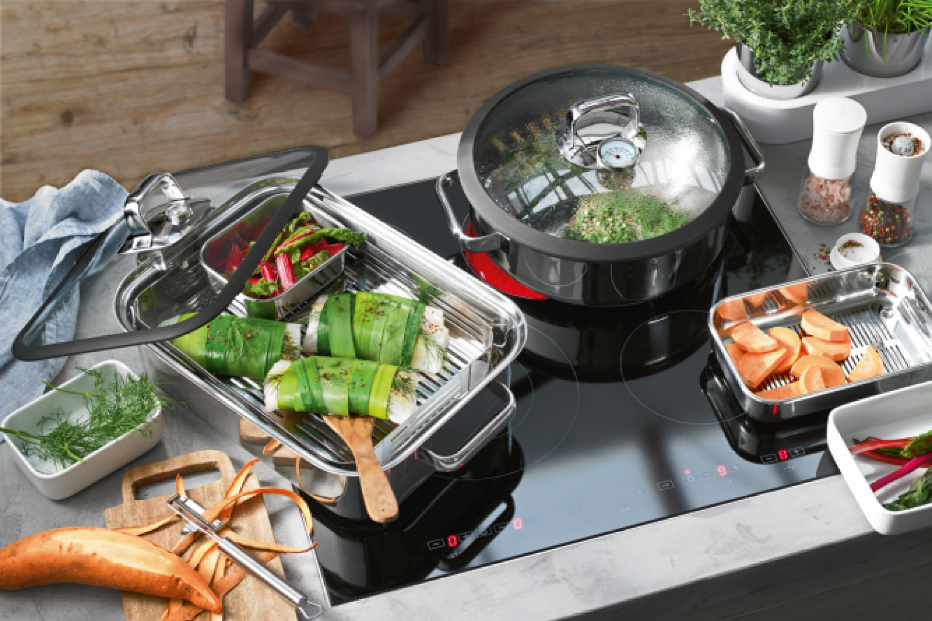 Mann schneidet mit Messer KrÃ¤uter auf Holzplatte