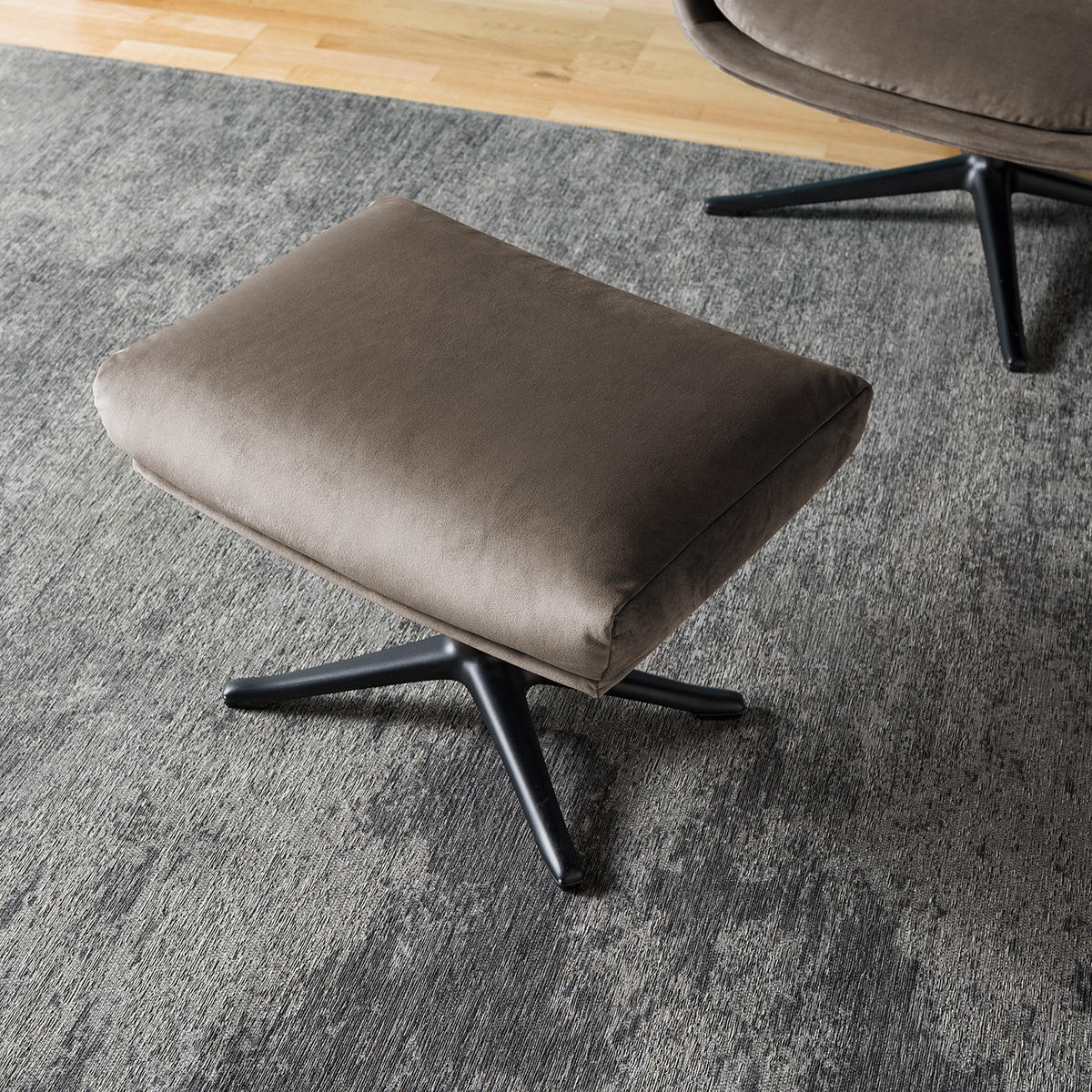 POLSTERHOCKER mit Kreuzfuß - Taupe/Schwarz, Textil/Metall (51/37/41cm) - home24