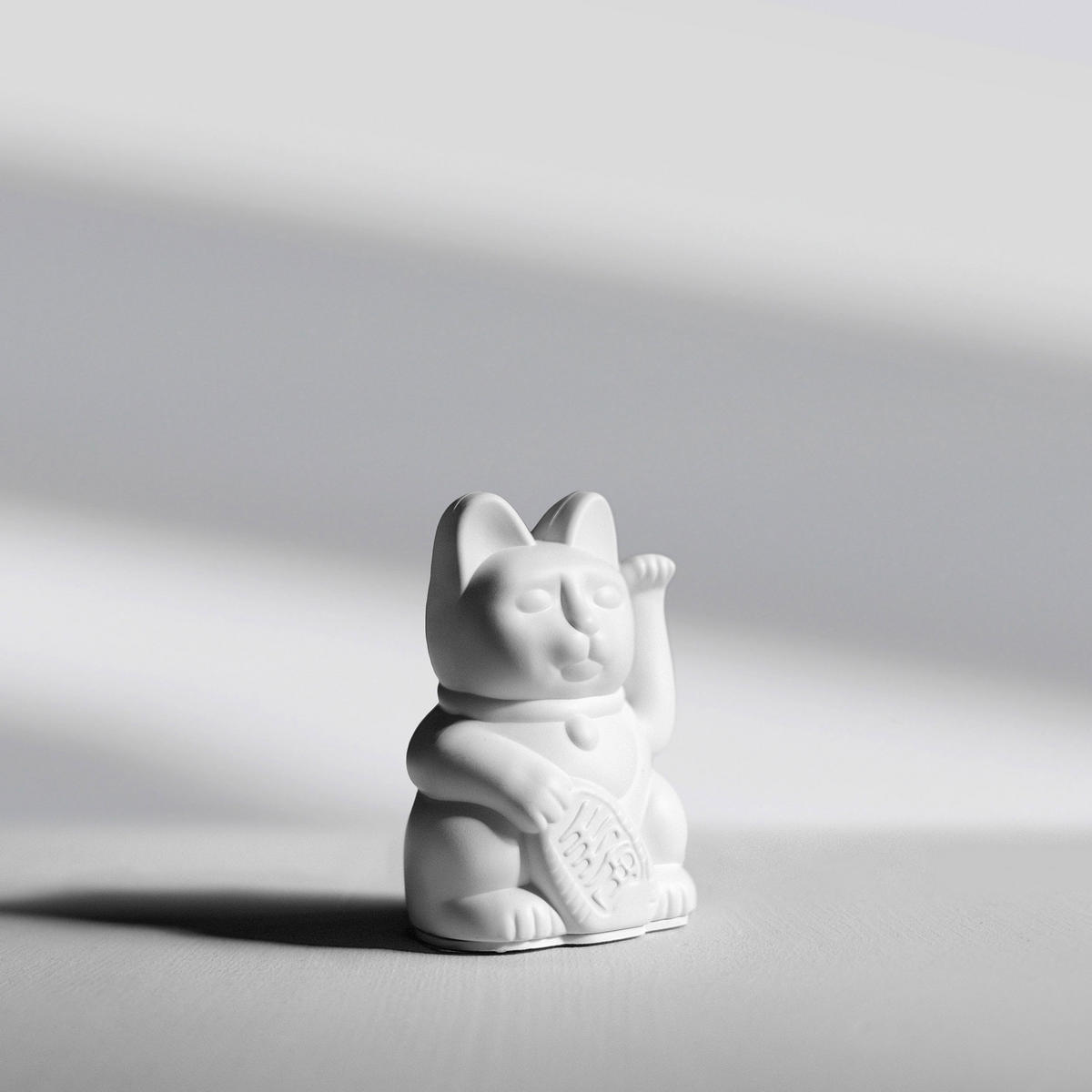 WINKEKATZE Lucky Cat Mini Maneki Neko, Kunststoff, White, 9.8 cm - Weiß, Kunststoff (5.2/9.8/6.7cm) - Donkey Products