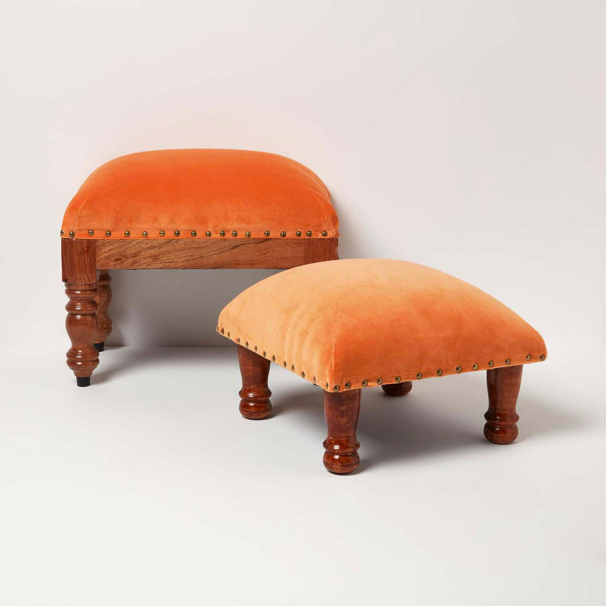 SAMT-HOCKER Mable, orange mit Holzbeinen, 50/30/40 cm - Orange, Textil (30/40/50cm) - Homescapes