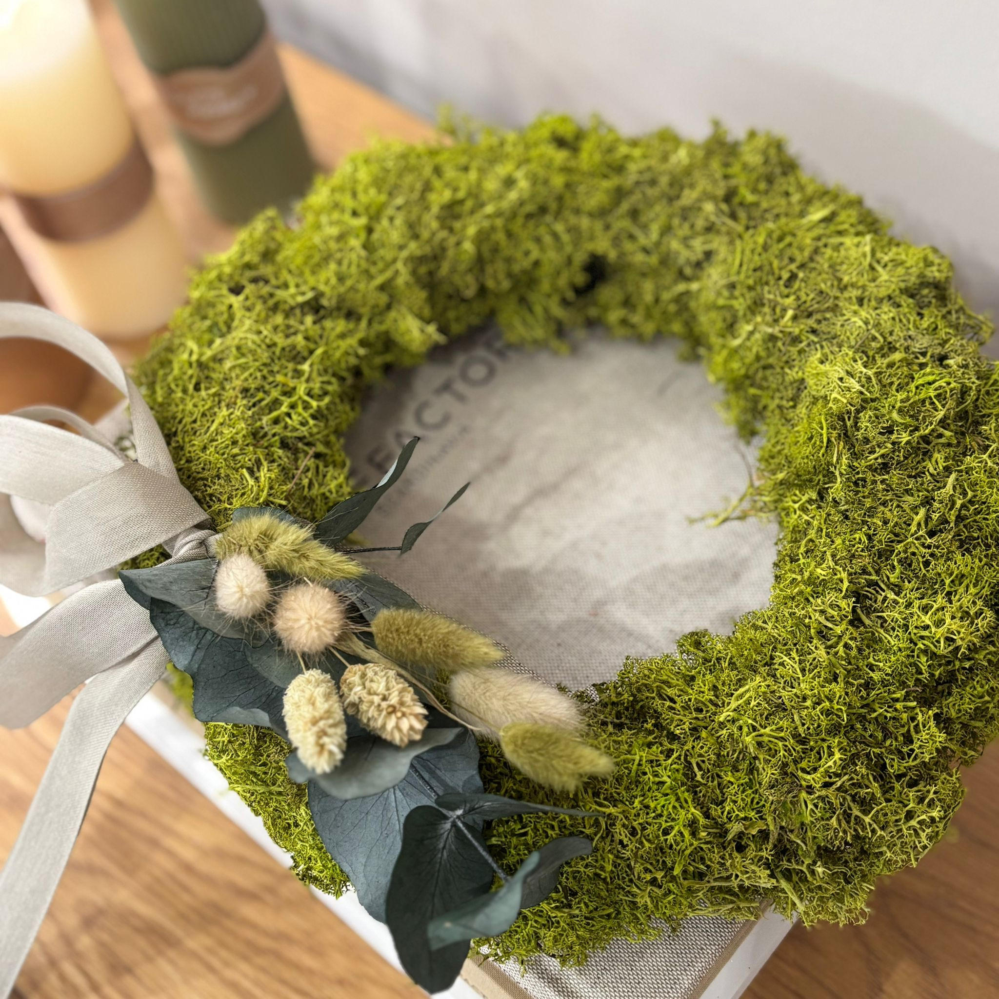 TROCKENBLUMEN Isländischer Reindeermooskranz mit Gesteck grün - Grün, Naturmaterialien (8cm) - Lykke & You