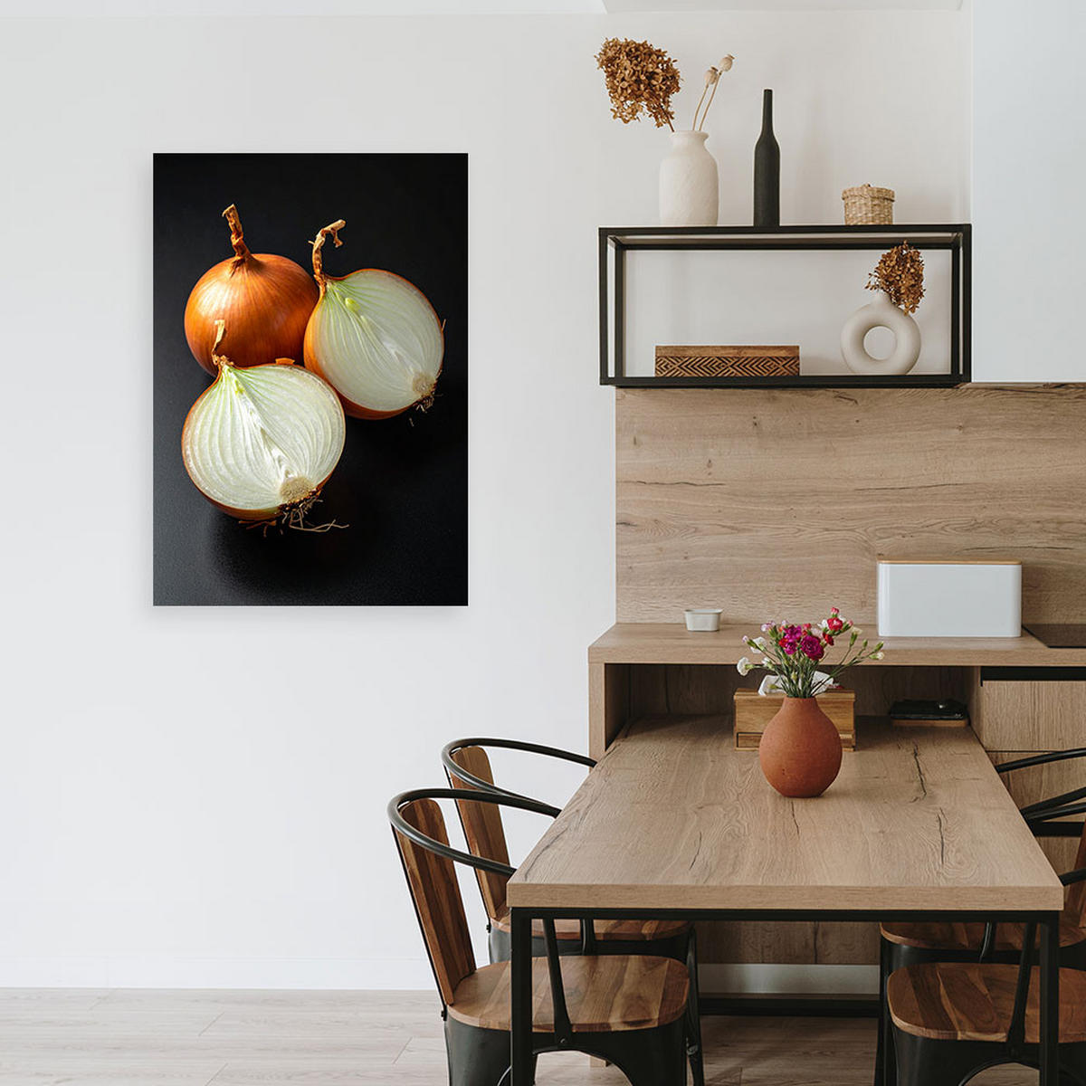 BILD auf Leinwand, Zwiebeln in einem rustikalen Stillleben auf schwarzem Hintergrund - Grau, Textil (70/100cm) - Feeby