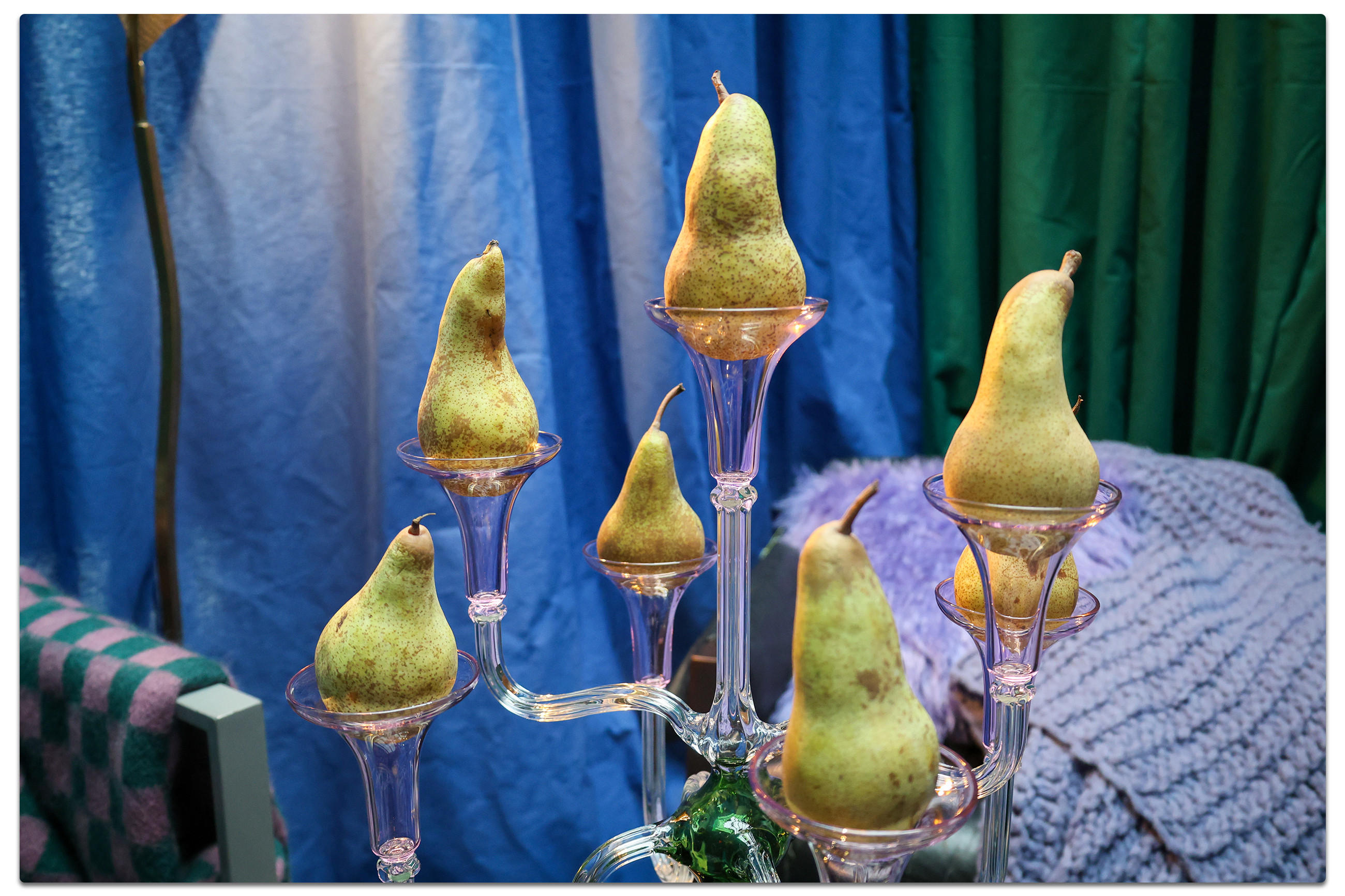  Birnen auf einem Glasteller, ausgestellt auf der Ambiente Messe 2025.