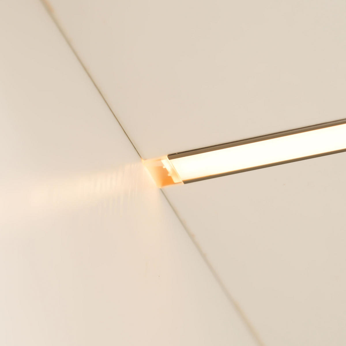 VITRÍNA z MDF 70x40x160 cm bílá s LED osvětlením a bočním úložným modulem - bílá, kompozitní dřevo (70/160/40cm) - Modfu