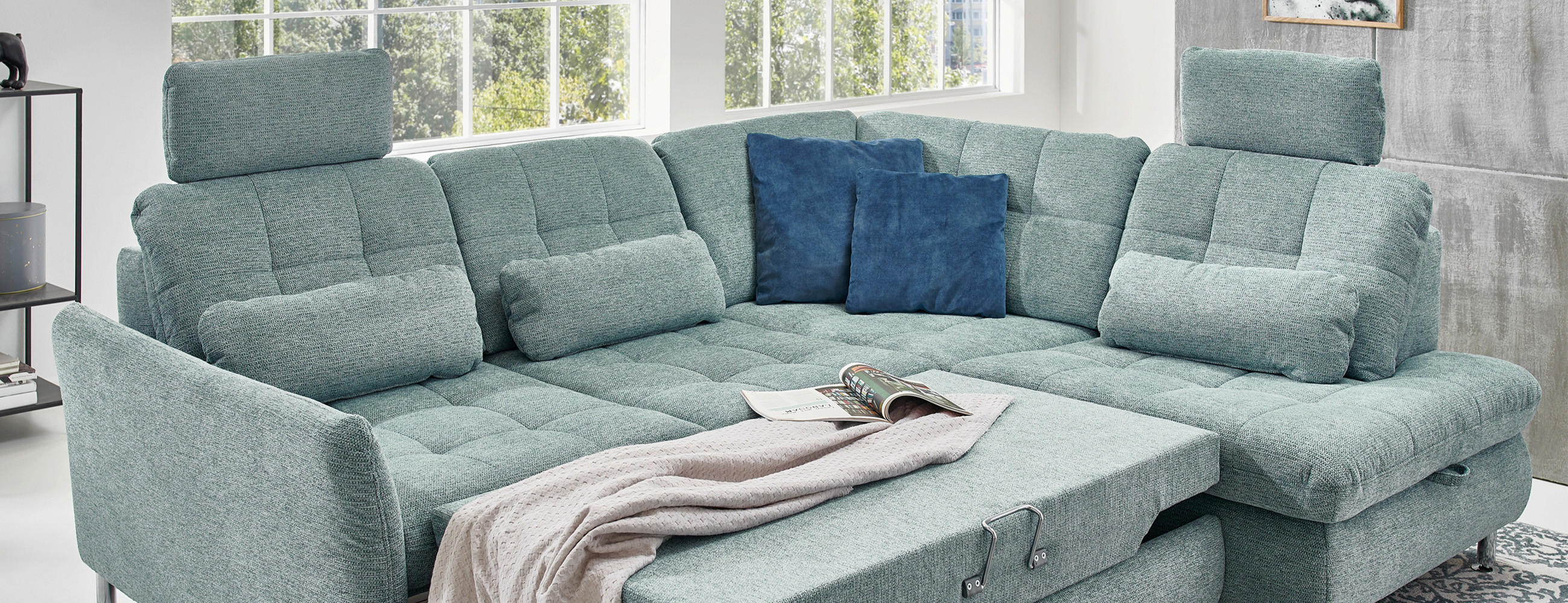hellblaue ausziehbare Couch