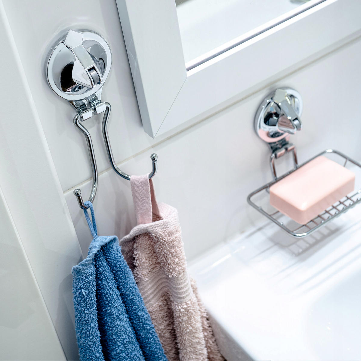 BADEZIMMER-Kleiderbügel mit Saugnapf, silber - Silberfarben, Metall (8/17cm) - KADAX
