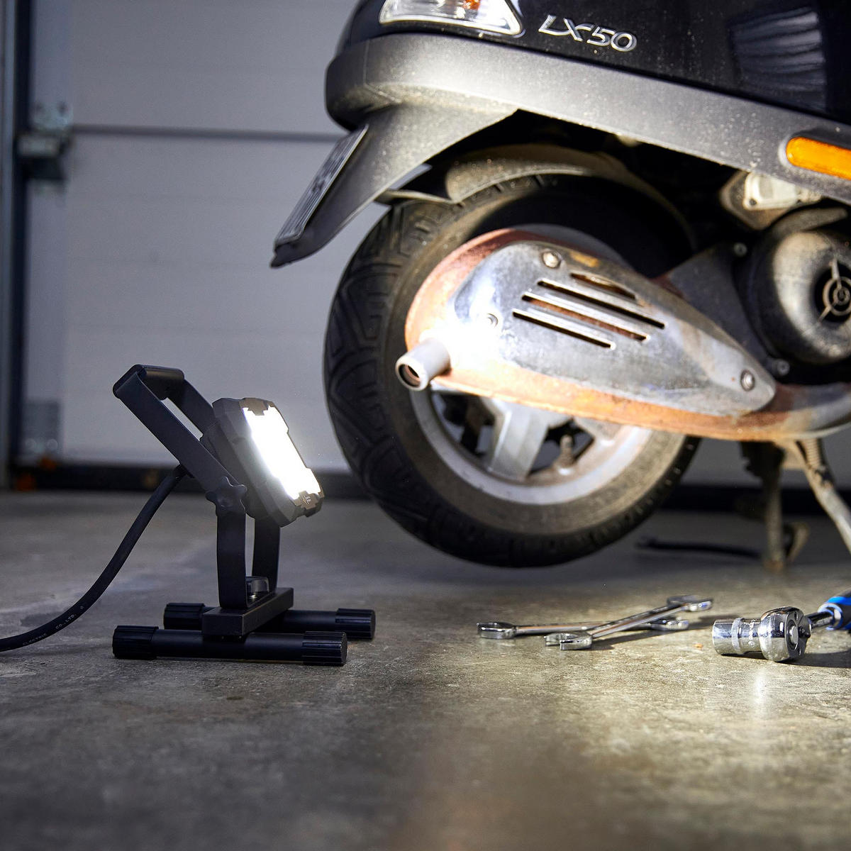 LED-BAUSTRAHLER mit Standfuß - 20W für handwerkliche Tätigkeiten im Innen- und Außenbereich, 2er-Set - Schwarz, Metall (16.3/16/24cm) - Northpoint