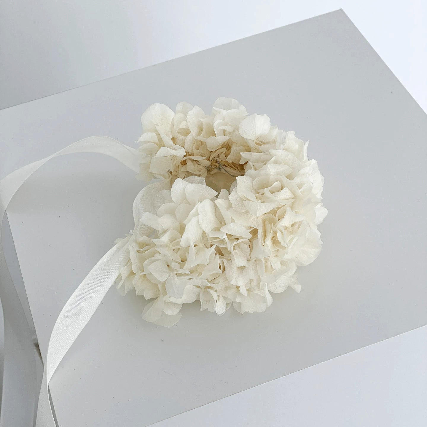 ARMBAND Trockenblumen Hortensie in weiß - weiß / Hortensie - Weiß, Naturmaterialien (15cm) - Lykke & You