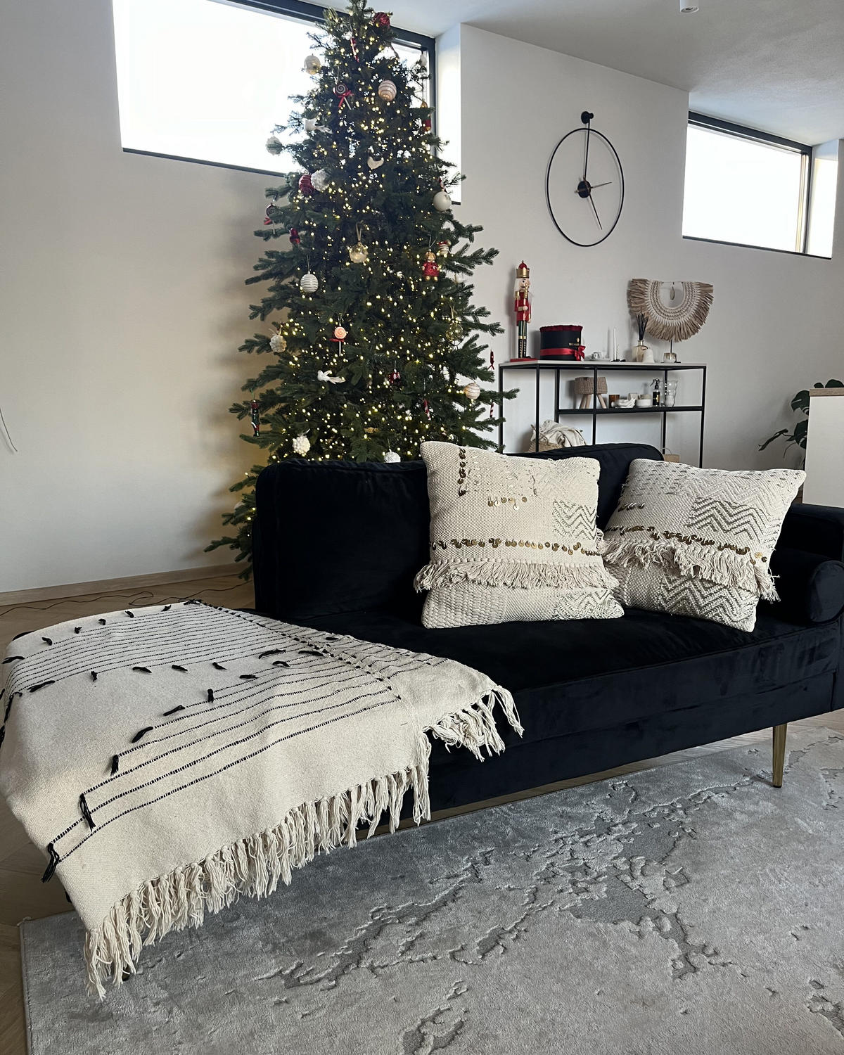 CHAISELONGUE Samtstoff schwarz linksseitig Miramas - Goldfarben/Schwarz, Textil (171/63/79cm) - Beliani