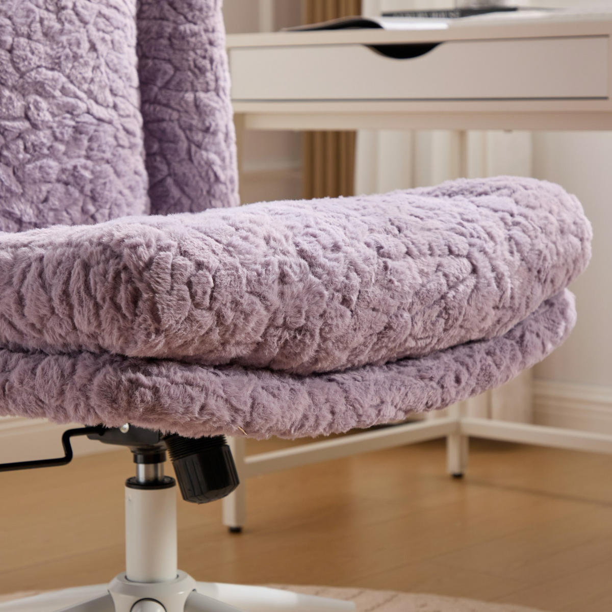 DREHSTUHL 63 cm Violett Kunstfell – Höhenverstellbarer Polsterstuhl mit 360° Drehfunktion Modern - Violett/Lila, Textil (63/86/67cm) - Urban Meuble