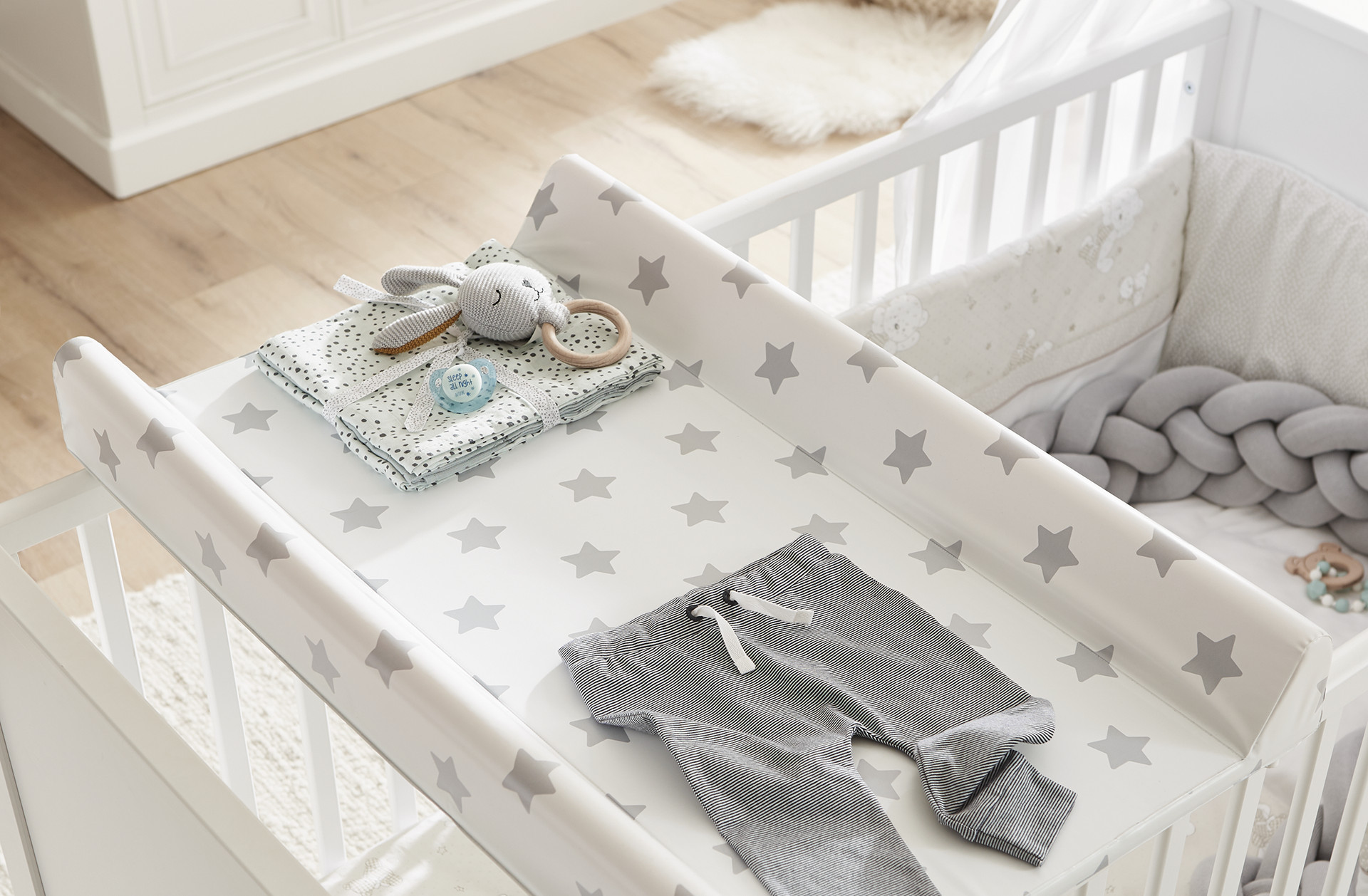 Přebalovací pult na postýlku