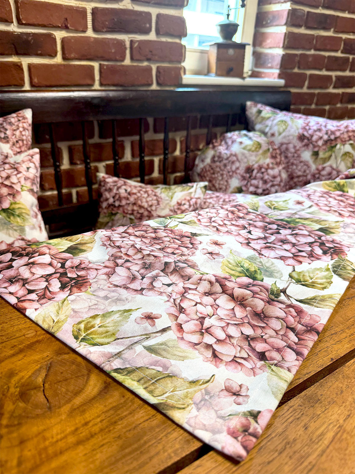 XS-MITTELDECKE Landlust-Hortensie burgundy-rose 60/60 cm - Hellrosa/Dunkelrosa, Textil (60/60cm) - beties Heimtextil