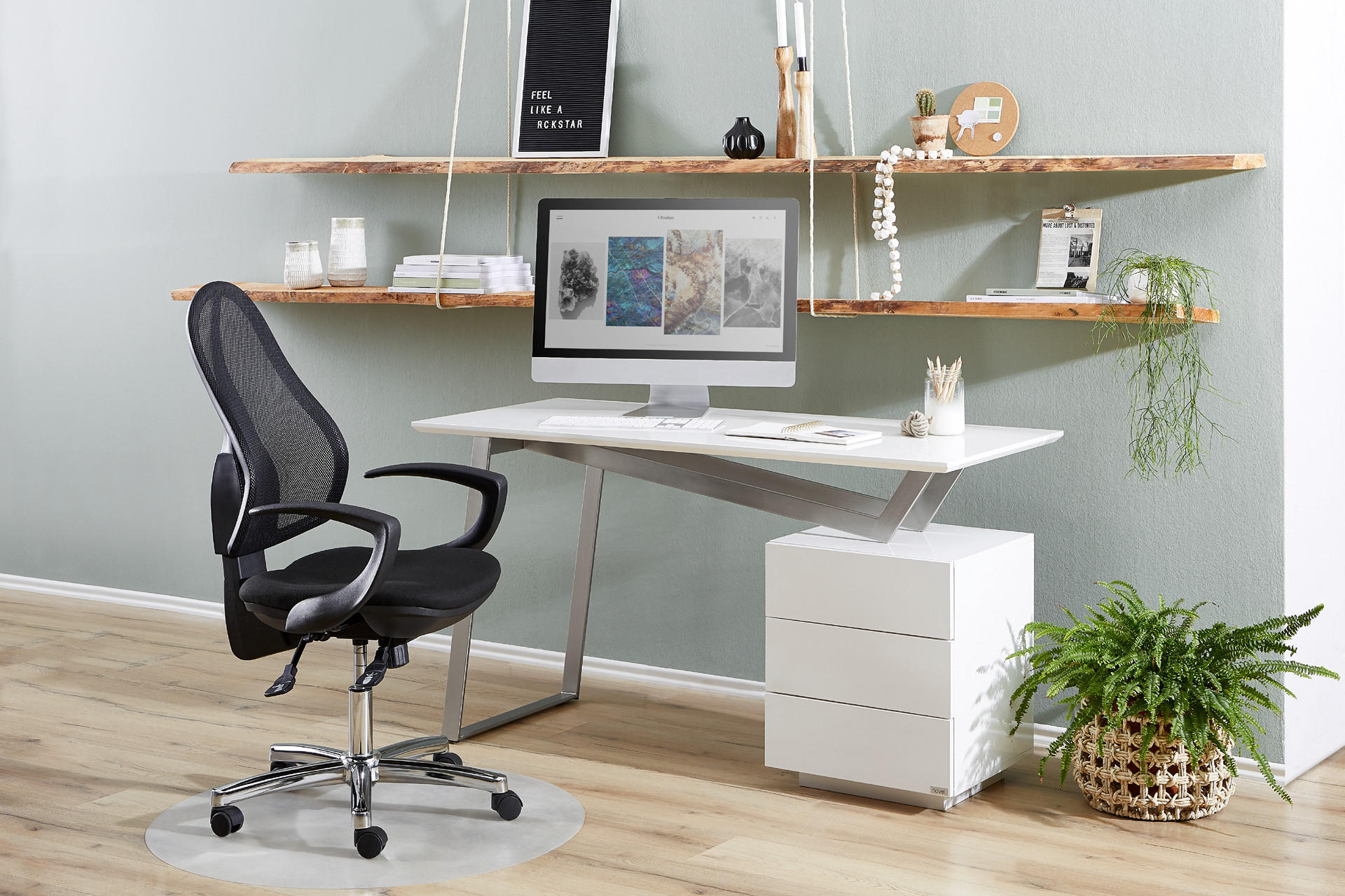 home-office-einrichten-schreibtisch-weiss-metall.png