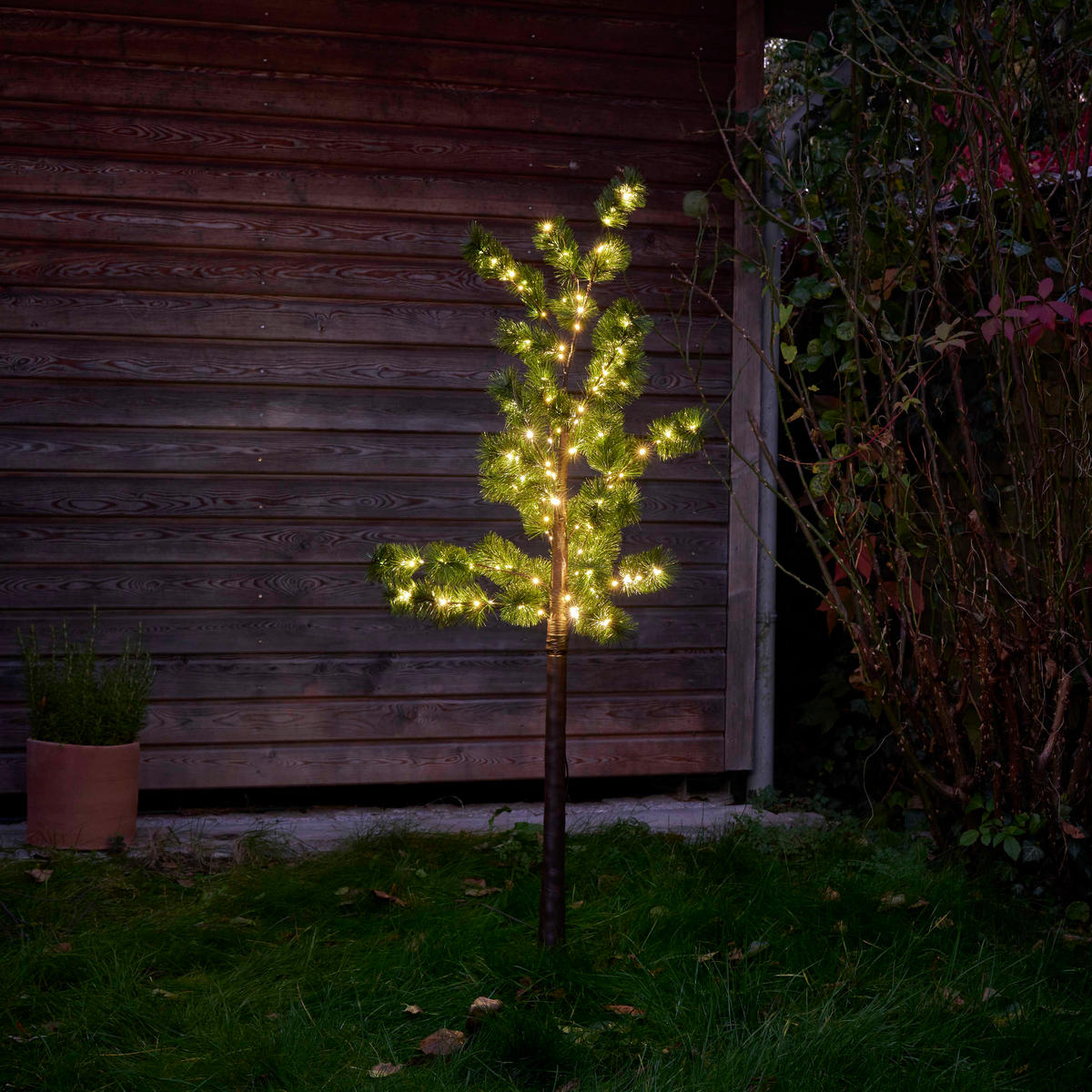 LED-TANNENBAUM - 150 cm hoch mit 240 warmweißen LEDs und Timer-Funktion für stimmungsvolle Winterdeko - Braun, Kunststoff (17/17/150cm) - Northpoint