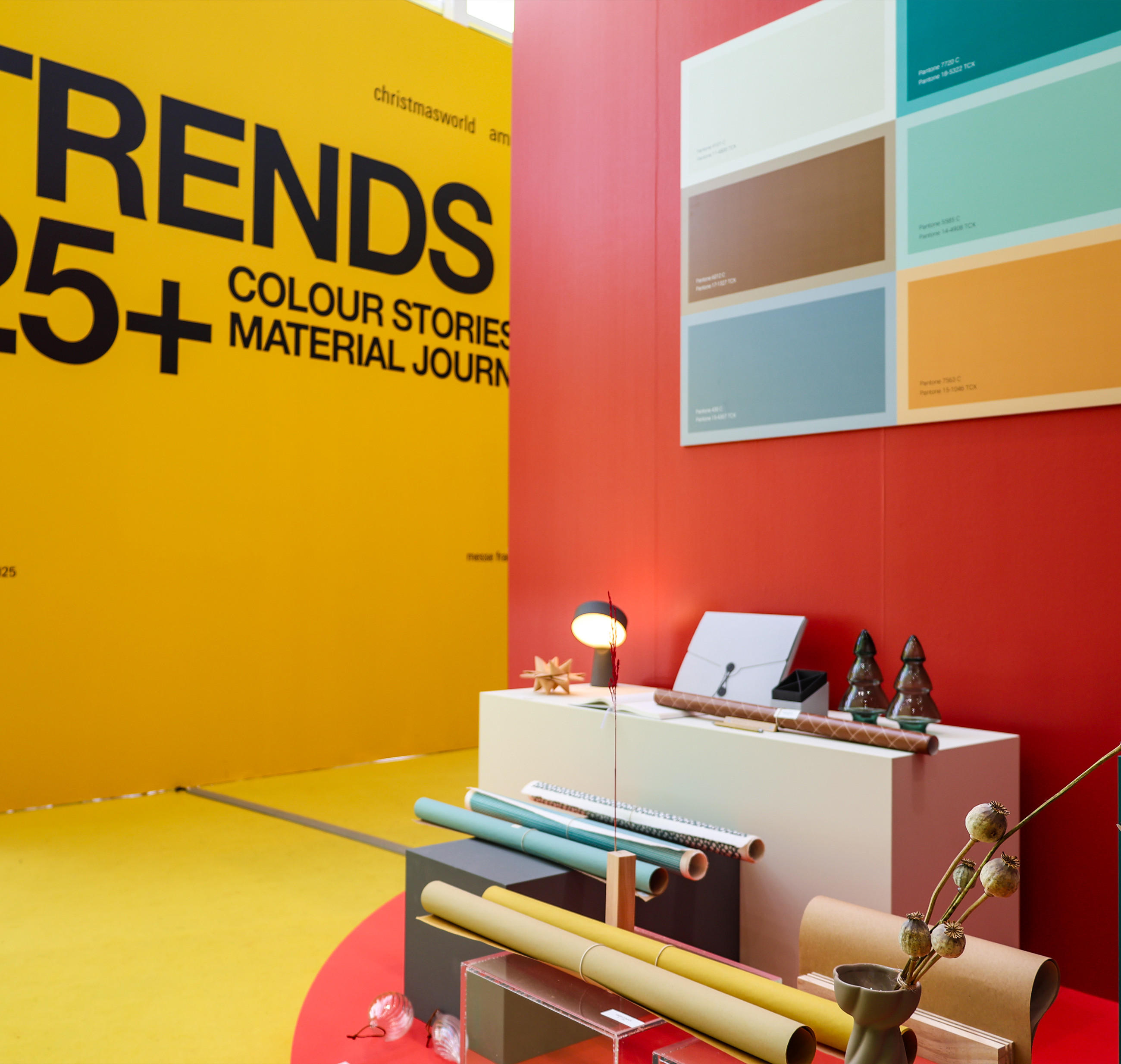 Auslage von Produkten in einem Raum mit dem Hinweis "Trends 25+" auf der Ambiente Messe 2025