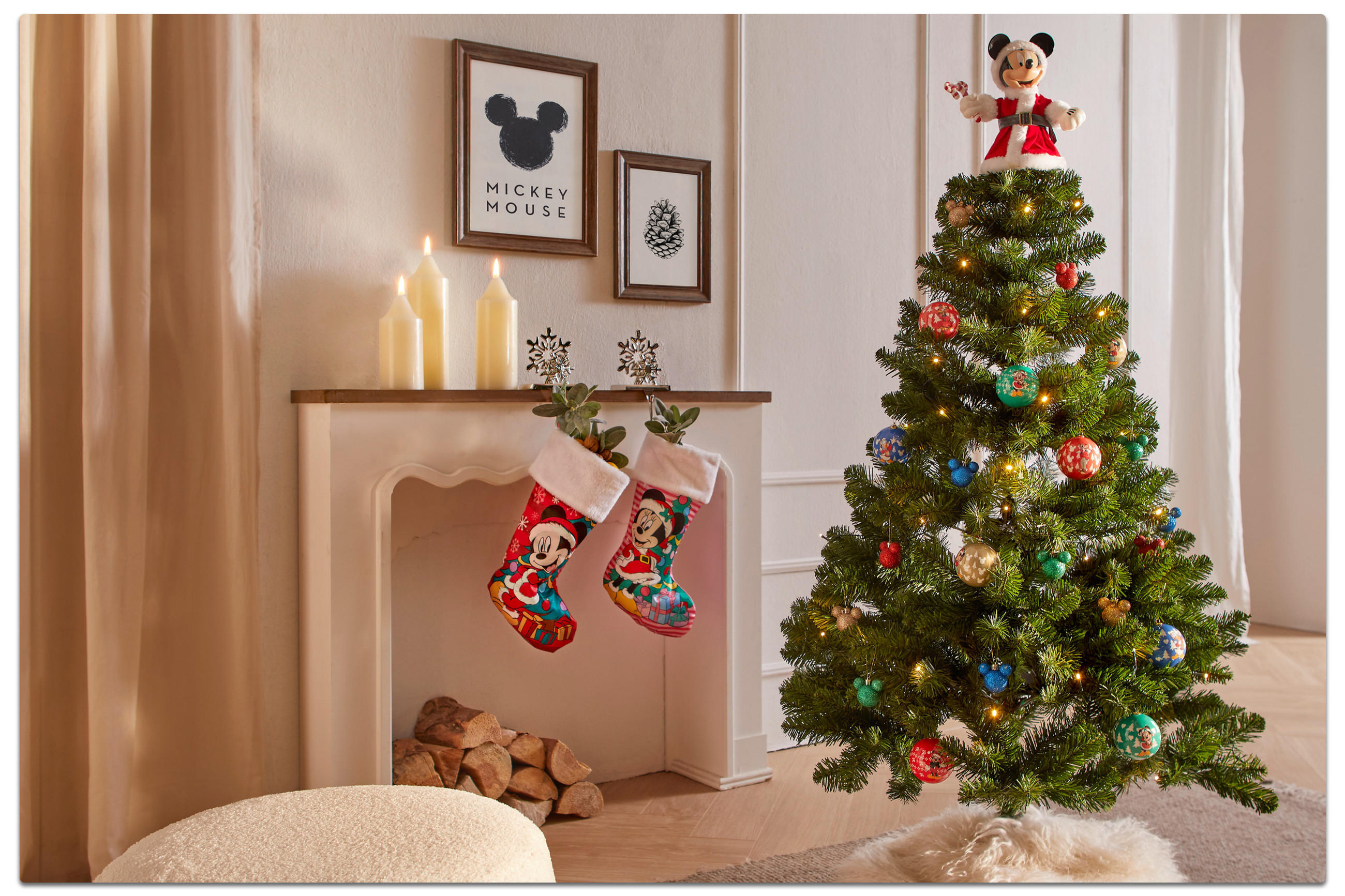 Ein Weihnachtsbaum mit Mickey-Maus-Dekorationen steht vor einem Kamin, festlich und einladend geschmückt