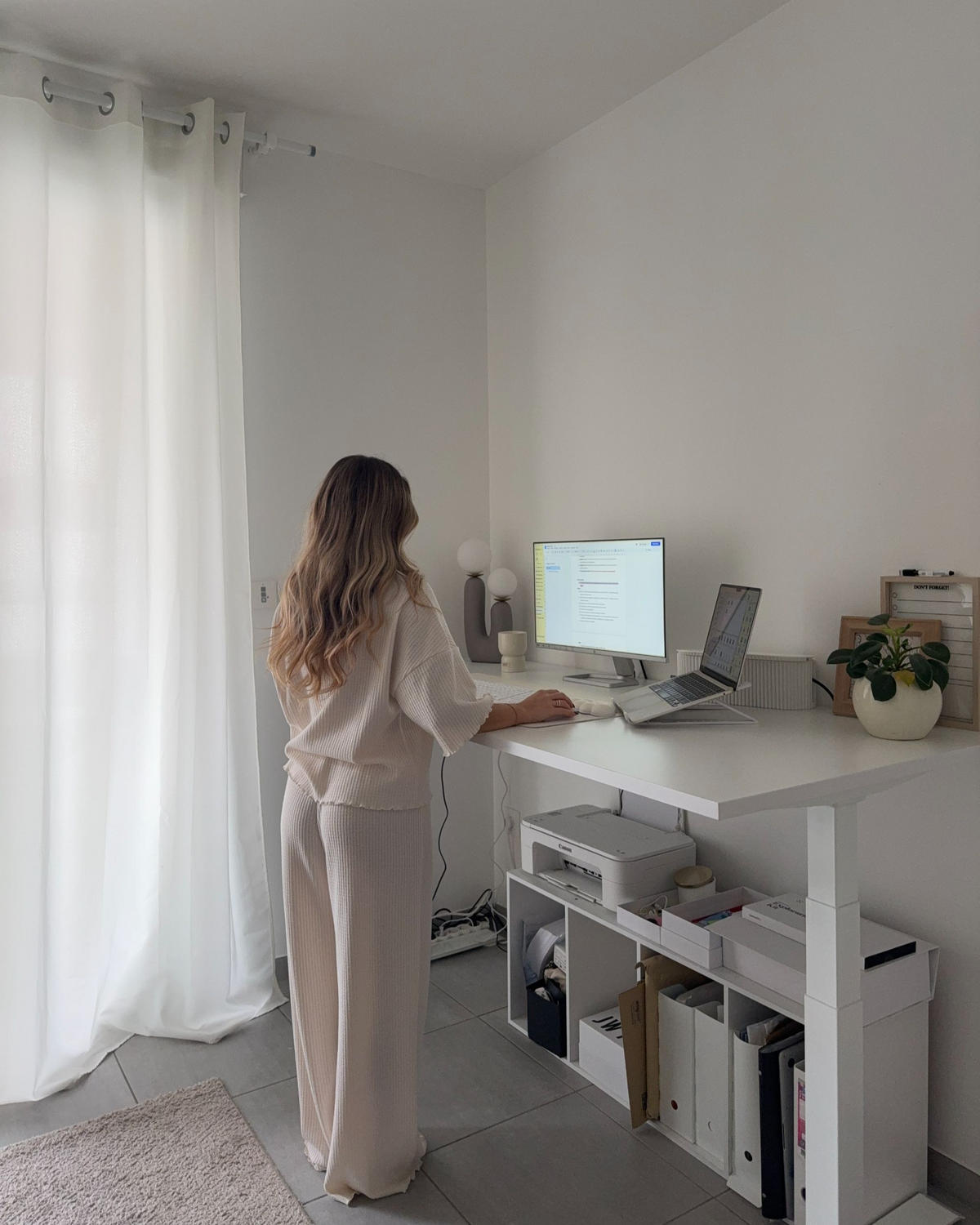 ÍRÓASZTAL fehér 180/72 cm elektromos állítható magasságú Destin III - fehér, fa (140/60/128cm) - Beliani