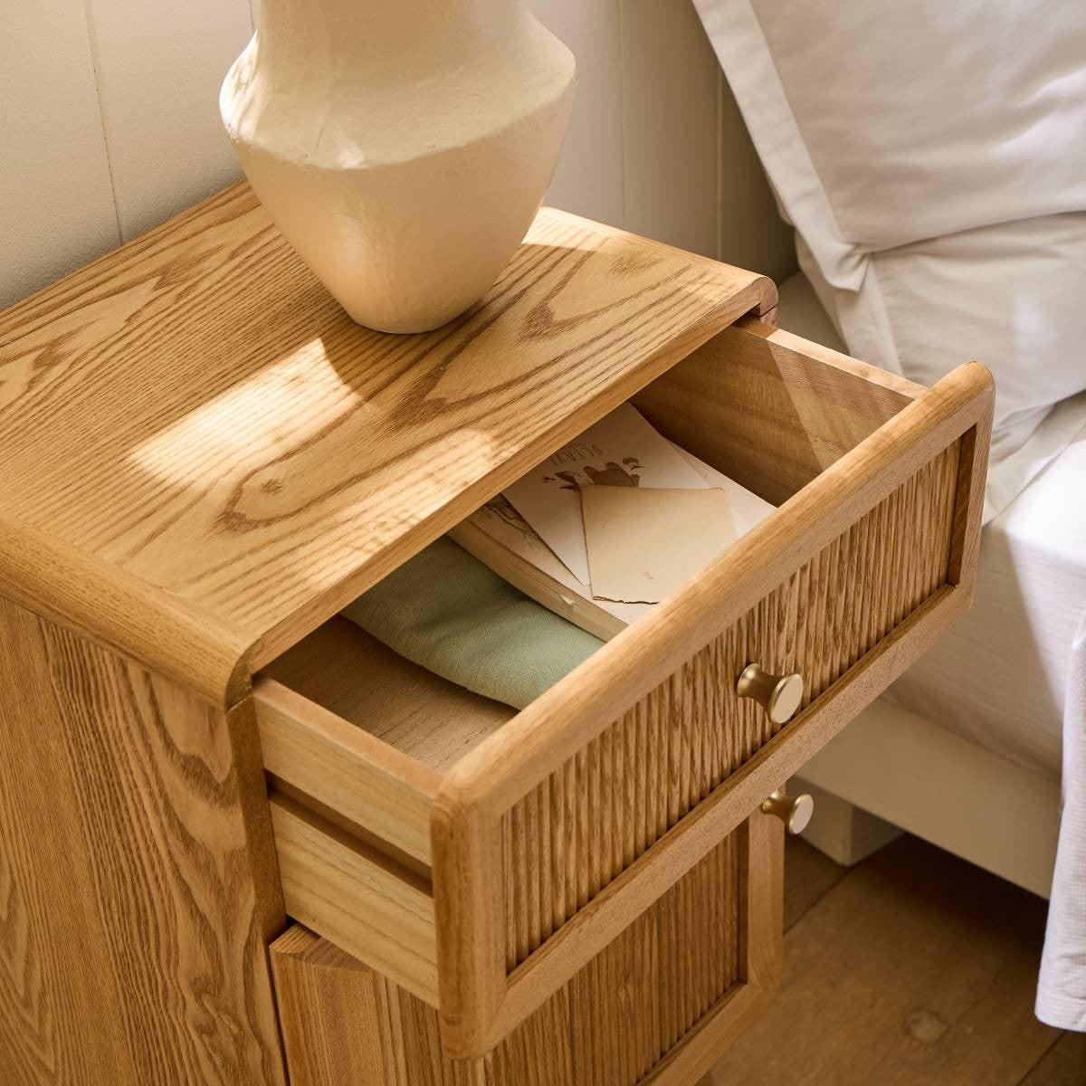 NACHTTISCH 1 Tür und 1 Schublade mit Lamellenfronten 35/71/42 cm - Eschefarben, Holzwerkstoff (35/71/42cm) - Calicosy