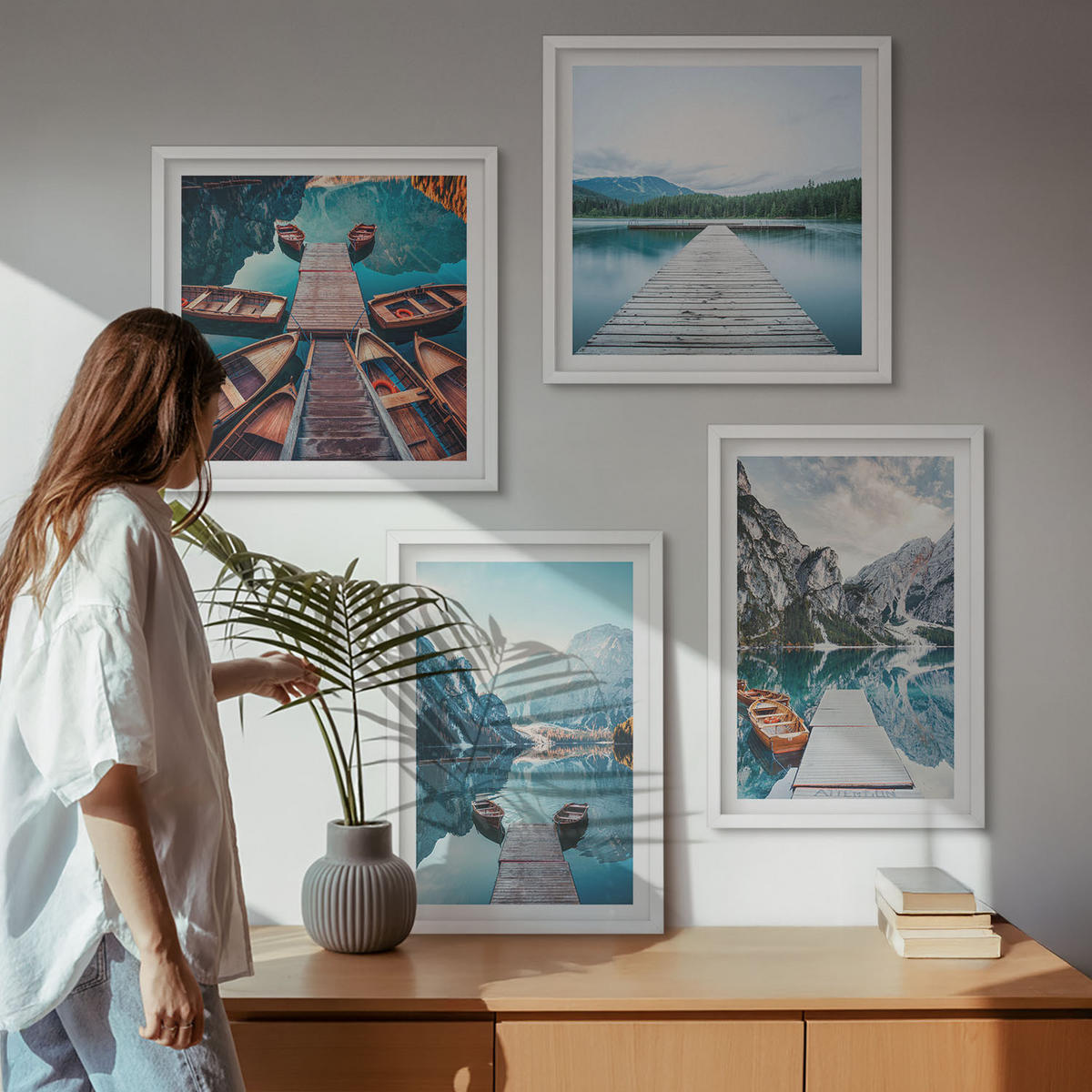 BILDER SET 4er Set - 50x50 cm & 40x60 cm Weißer Rahmen - Holzstege am See, Boote - Weiß, Kunststoff (50/50cm) - TULUP
