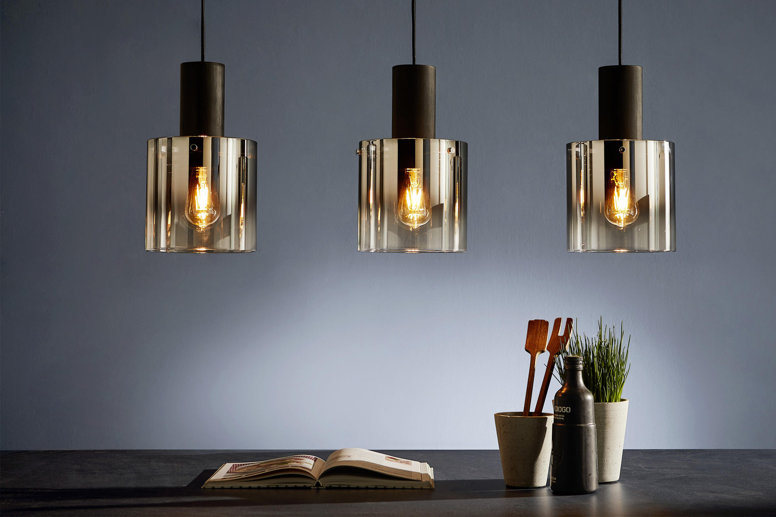 Hängelampe mit schwarzem Kabel und getönten Schirmen