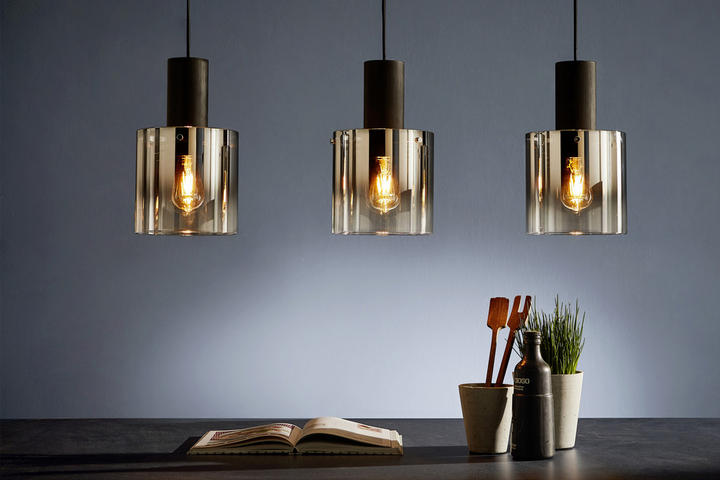 Hängelampe mit schwarzem Kabel und getönten Schirmen